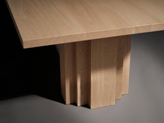 Table de salle à manger sculpturale en chêne clair massif Brut par Mokko