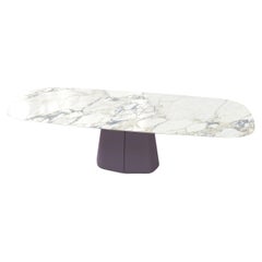 Table de salle à manger sculpturale à plateau ovale, céramique Arabescato/laque violette