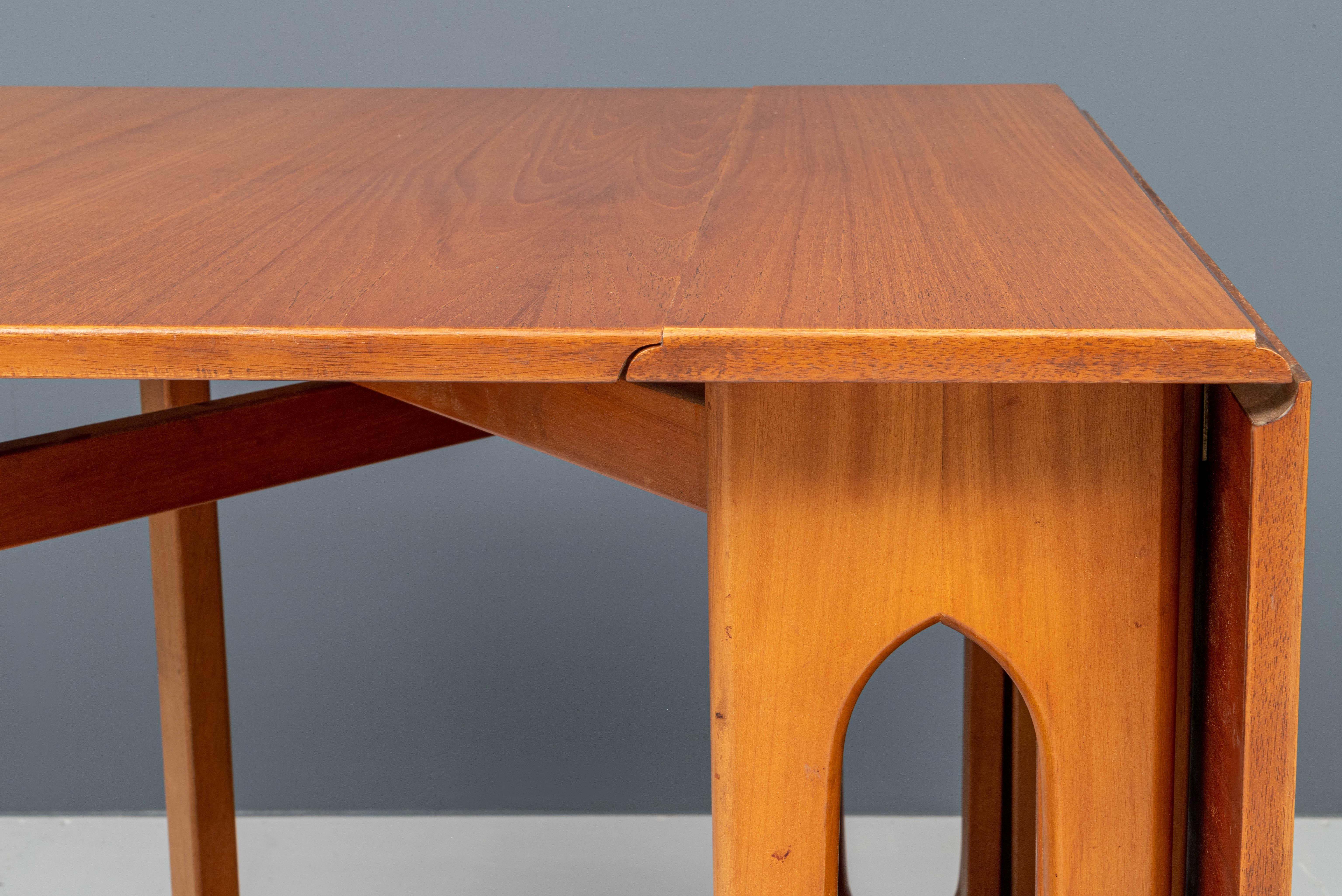 Sculptural Dining Table with Two Drop Leaves in Teak, Denmark, 1960's For Sale 1