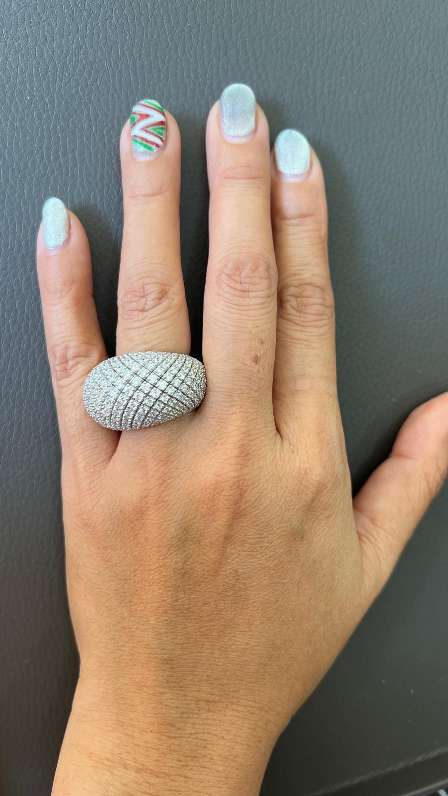 Skulpturaler Dome-Ring aus 18 Karat Weißgold mit 5,60 Karat runden Brillanten im Zustand „Neu“ im Angebot in Khet Bang Rak, Krung Thep Maha Nakhon