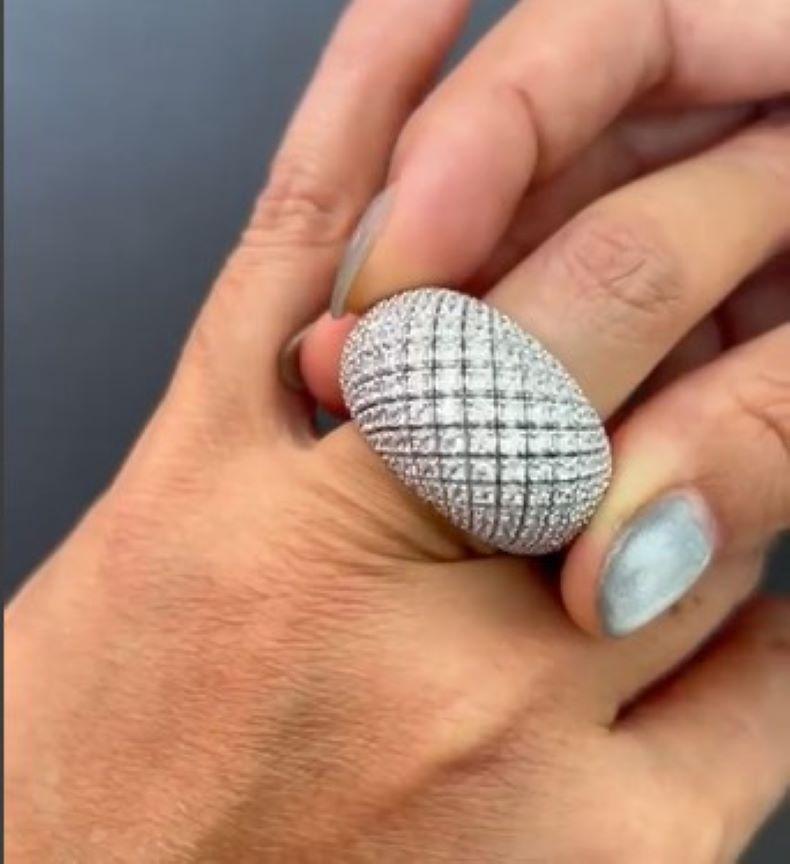 Skulpturaler Dome-Ring aus 18 Karat Weißgold mit 5,60 Karat runden Brillanten im Angebot 1