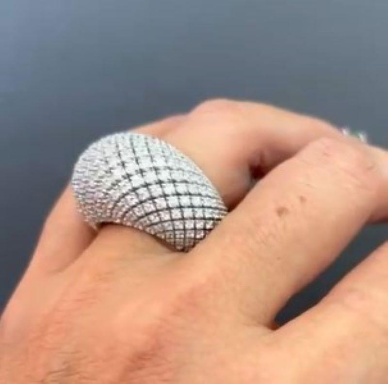 Skulpturaler Dome-Ring aus 18 Karat Weißgold mit 5,60 Karat runden Brillanten im Angebot 2