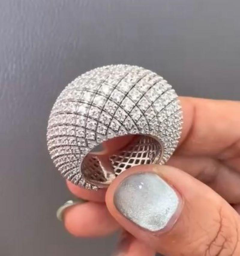 Skulpturaler Dome-Ring aus 18 Karat Weißgold mit 5,60 Karat runden Brillanten im Angebot 3