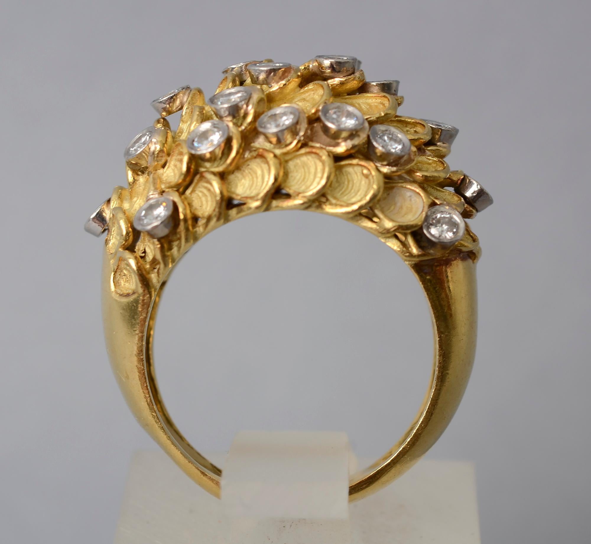 Moderno Anello da cocktail scultoreo a cupola in oro con diamanti in vendita