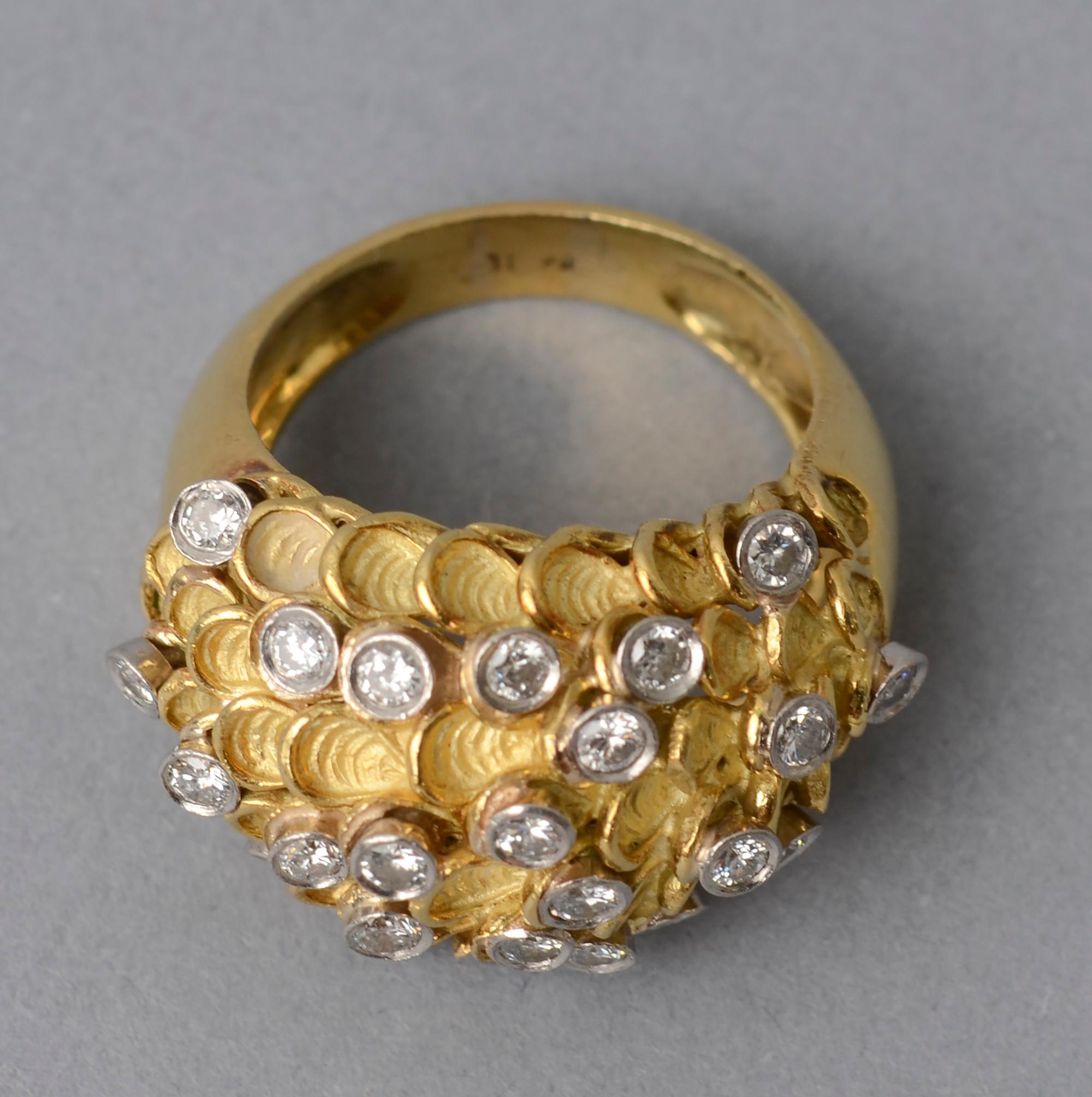 Taglio antico europeo Anello da cocktail scultoreo a cupola in oro con diamanti in vendita