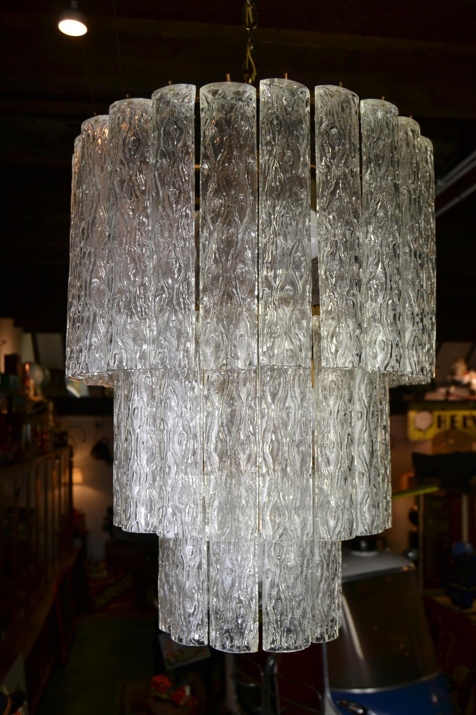 Impressionnant grand lustre en verre tubulaire par Doria Leuchten, Allemagne, années 1960.
Cette lampe du milieu du 20e siècle comporte trois couches avec 50 tubes en verre au total.
Chaque couche comporte une taille différente de tubes, qui sont