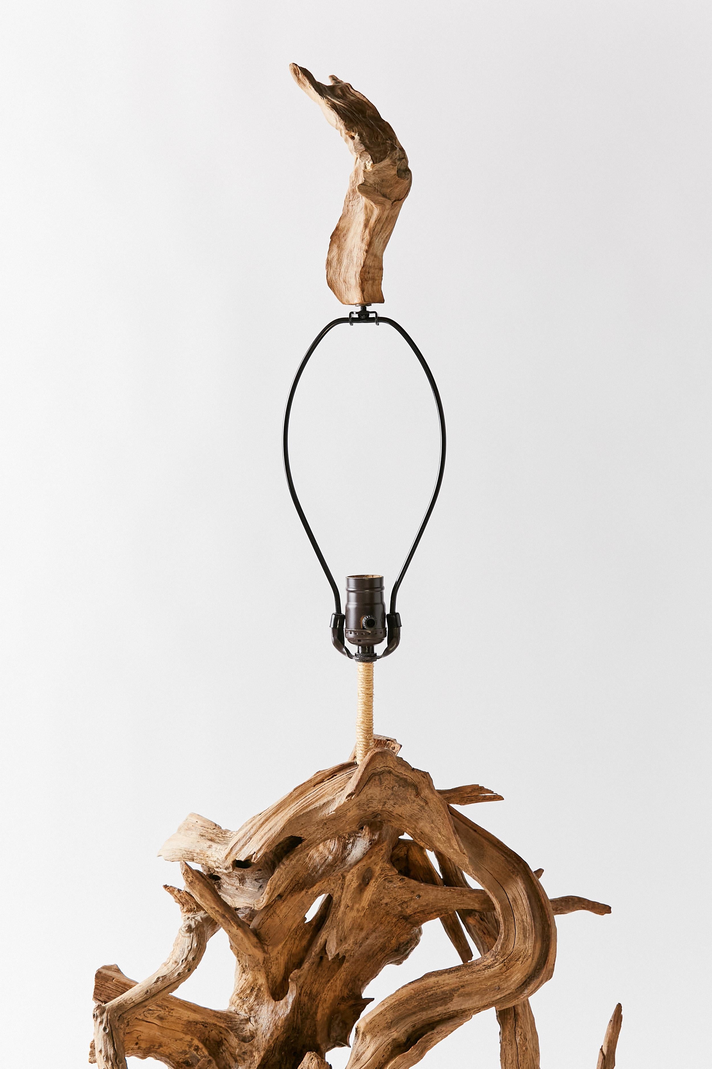 Américain Lampe sculpturale en bois flotté en vente