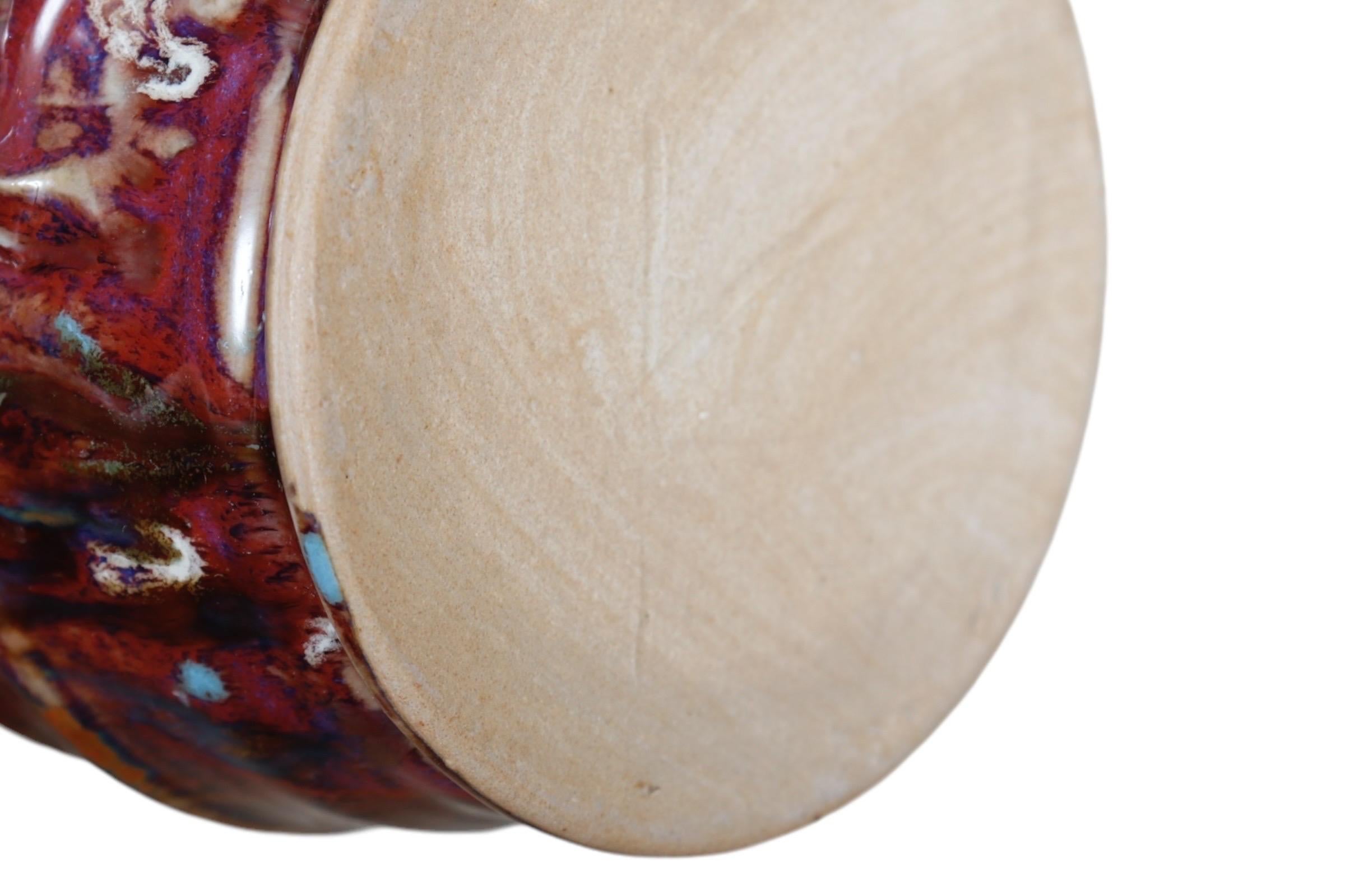 Mugs sculpturaux à glaçure goutte à goutte - une paire en vente 1