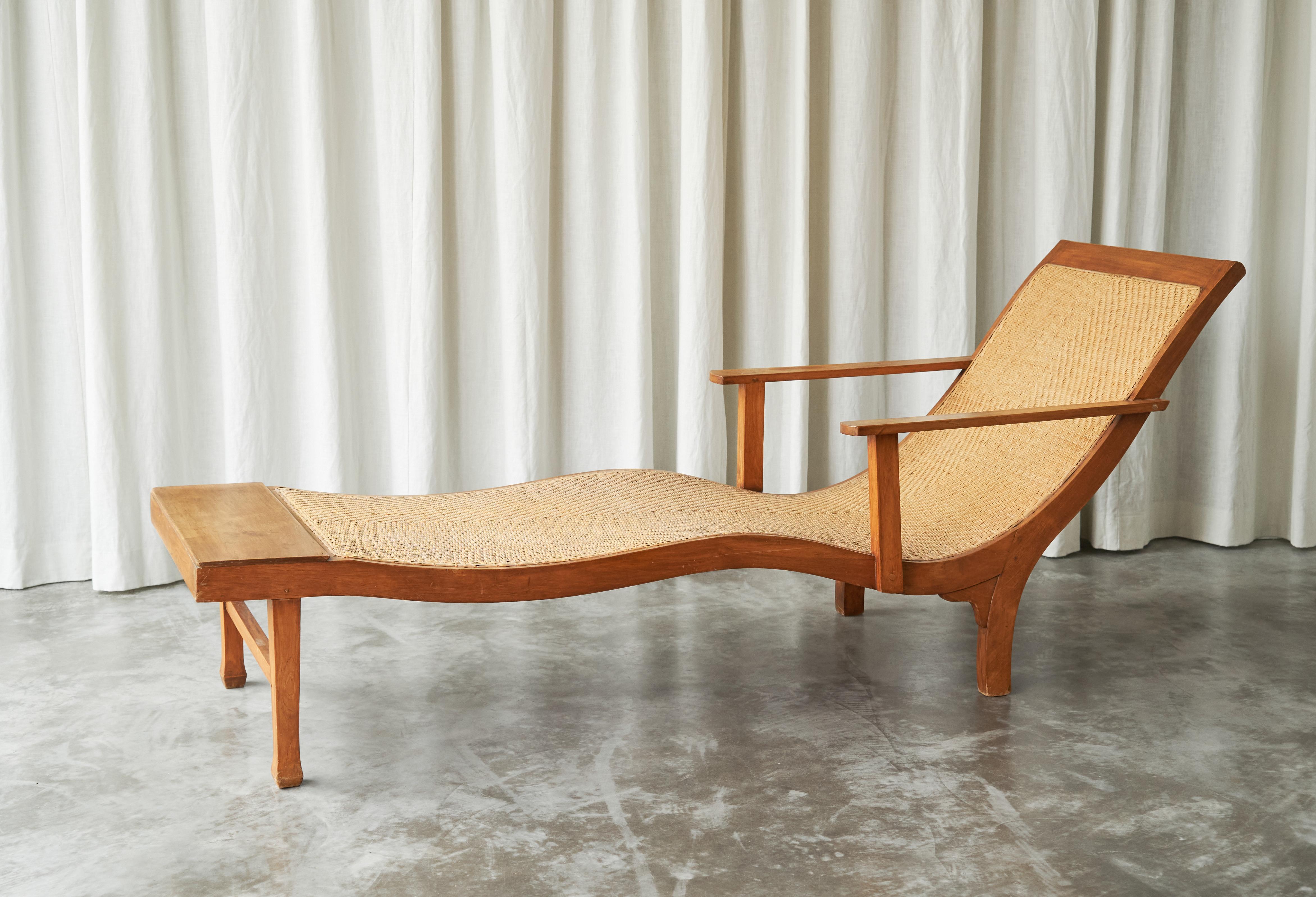 It is not often you come across a piece this sculptural. Just look at it! 

This Dutch colonial chaise longue from the 1920s is a stunning piece of furniture. The great length (206 cm) and wavy shape create a true statement piece. Dating back to the