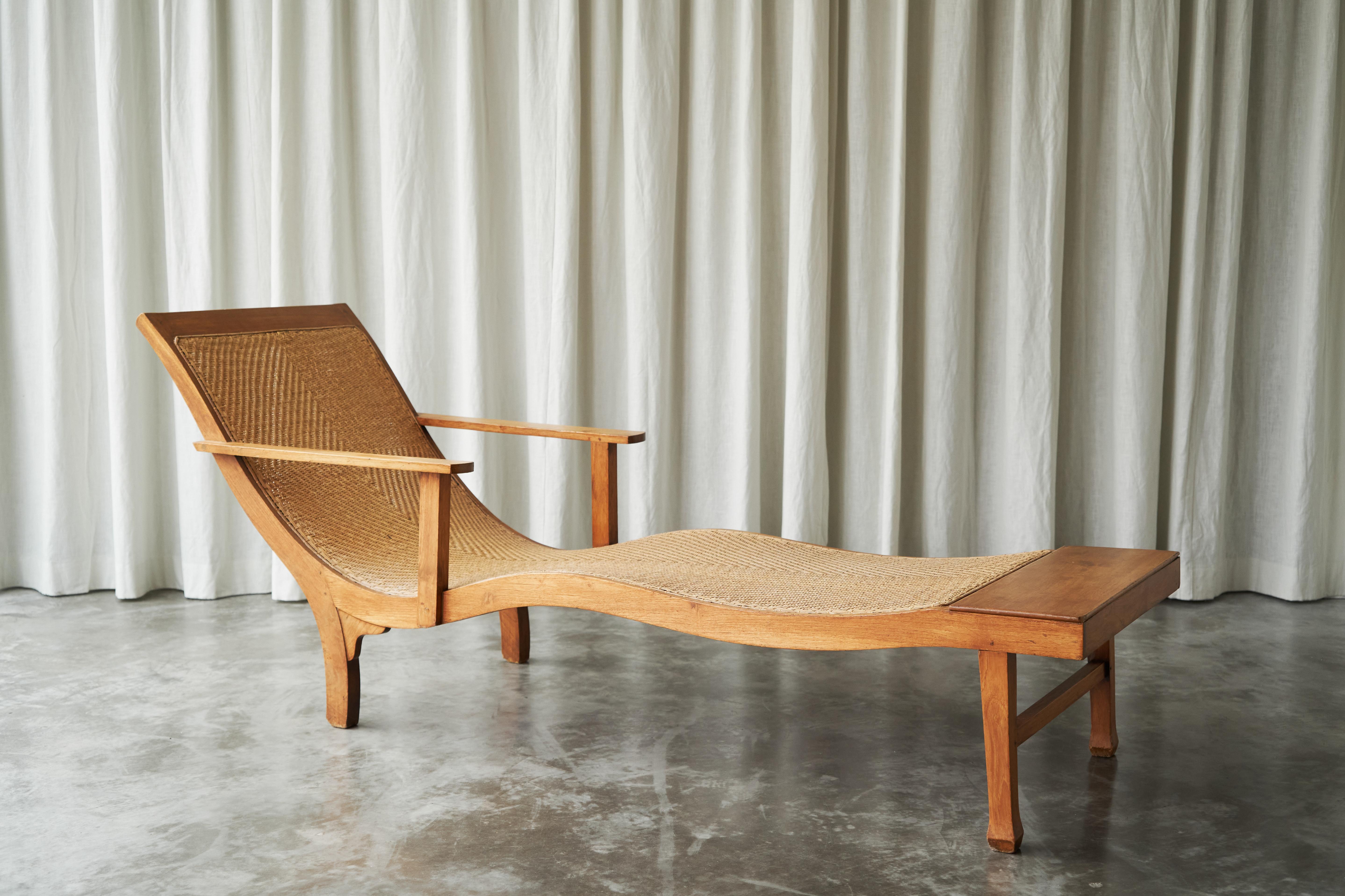 Sculptural Early Dutch Colonial Chaise Longue in Wood and Hand Woven Cane 1920s In Good Condition In Meer, VAN