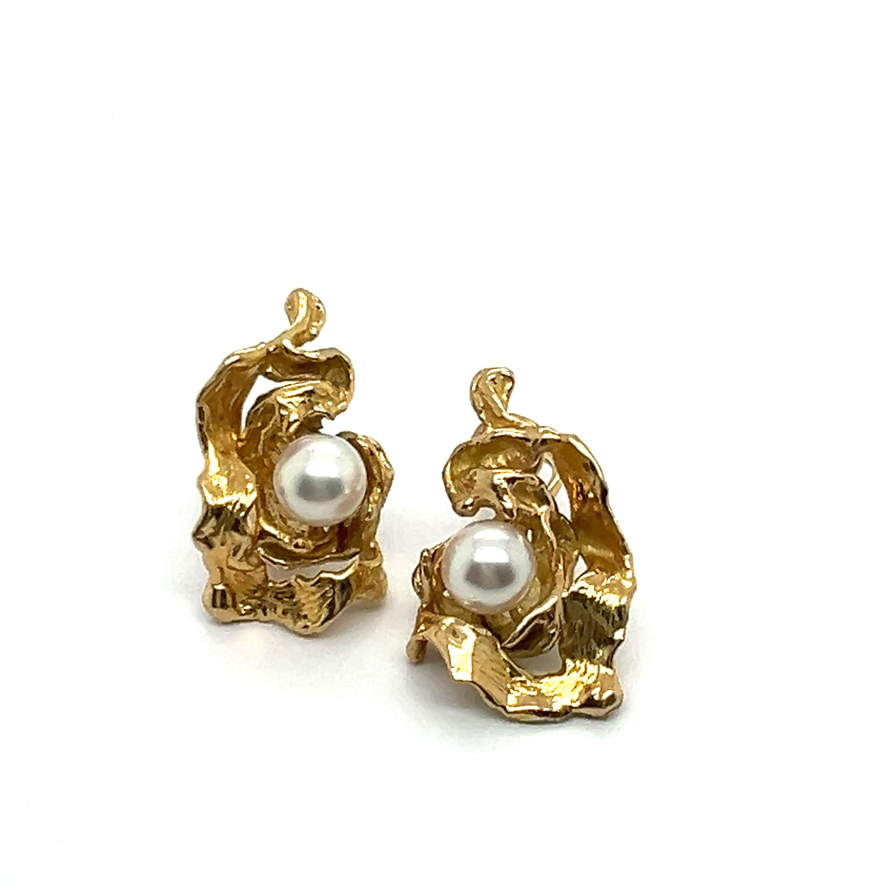 Sculptural Earrings with Akoya Pearls in 18 Karat Yellow Gold by Gilbert Albert For Sale 4
