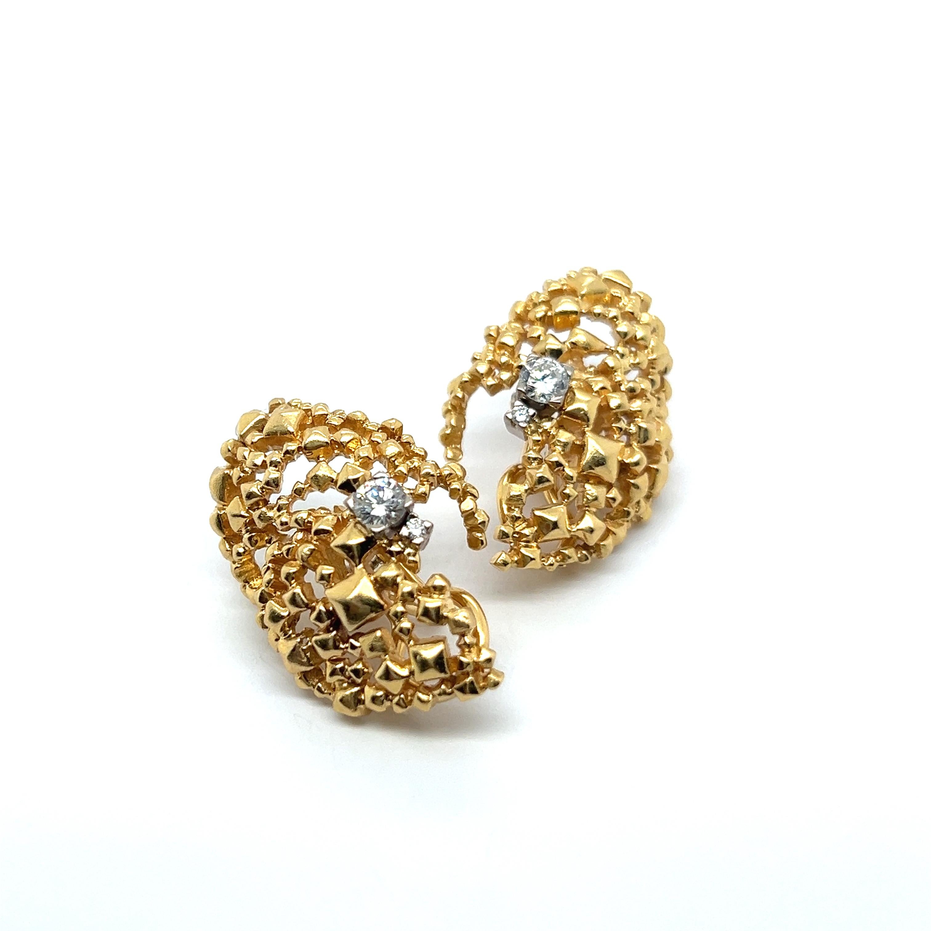 Skulpturale Ohrringe mit Diamanten aus 18 Karat Gelbgold von Gilbert Albert im Angebot 4