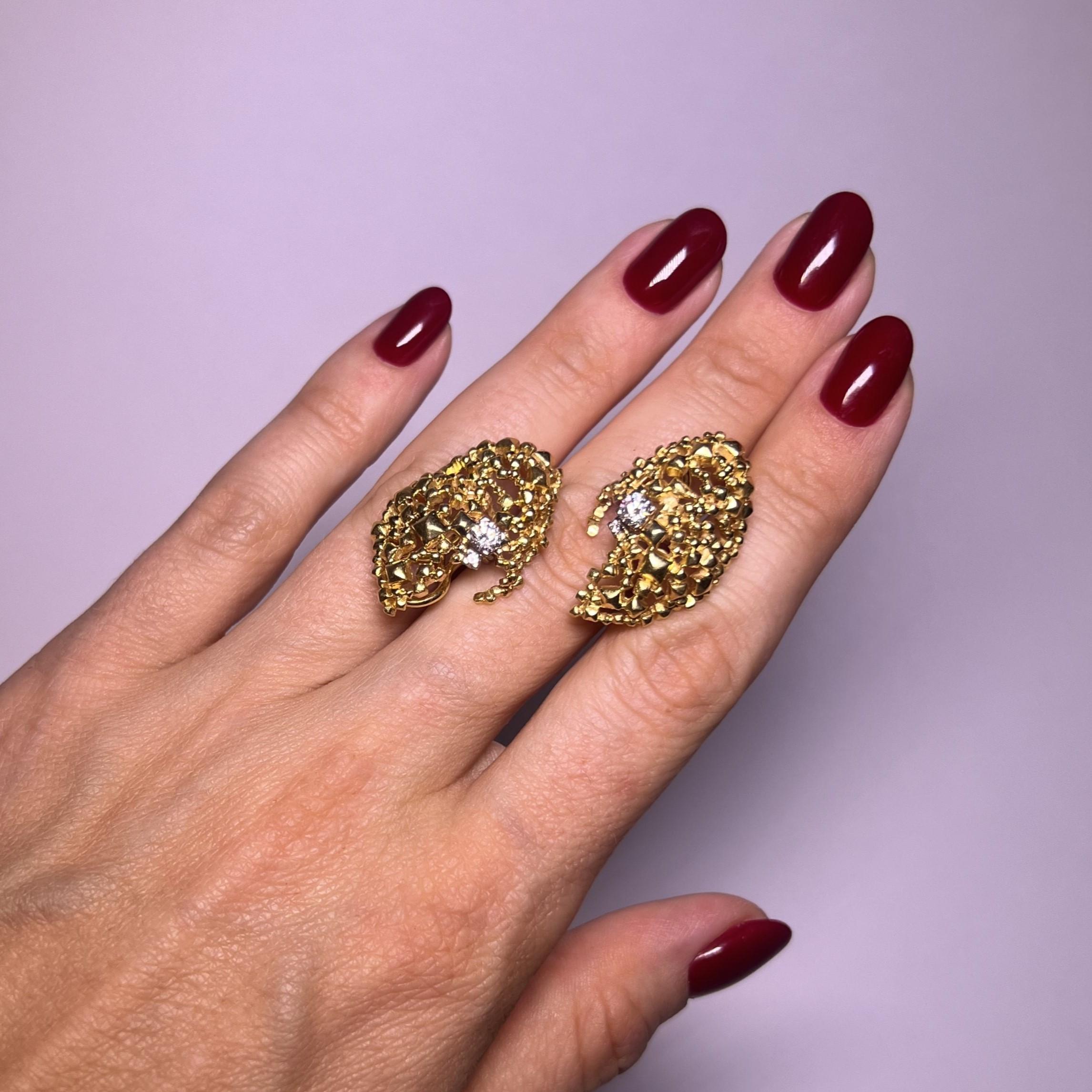 Diese skulpturalen Ohrringe aus 18 Karat Gelbgold mit Diamanten wurden von dem visionären Designer Gilbert Albert entworfen und strahlen Eleganz und Innovation aus.

Alberts Kreationen sind bekannt für ihre organischen Formen und die Verwendung