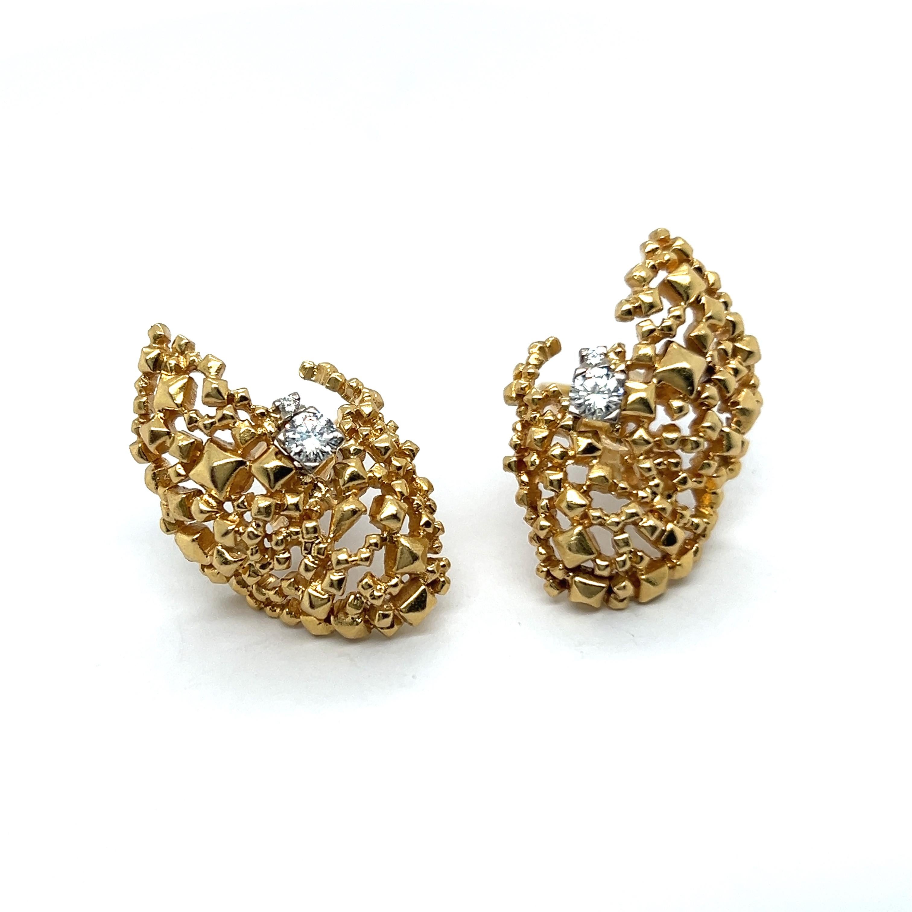 Skulpturale Ohrringe mit Diamanten aus 18 Karat Gelbgold von Gilbert Albert im Angebot 1