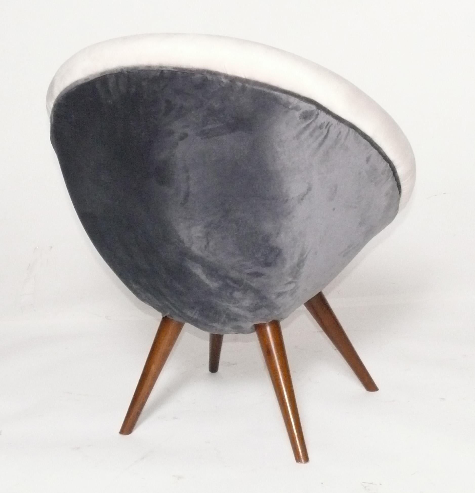 Sculptural Egg Oeuf Chair Mid Century Modern French Style Petite Size In Good Condition For Sale In Atlanta, GA