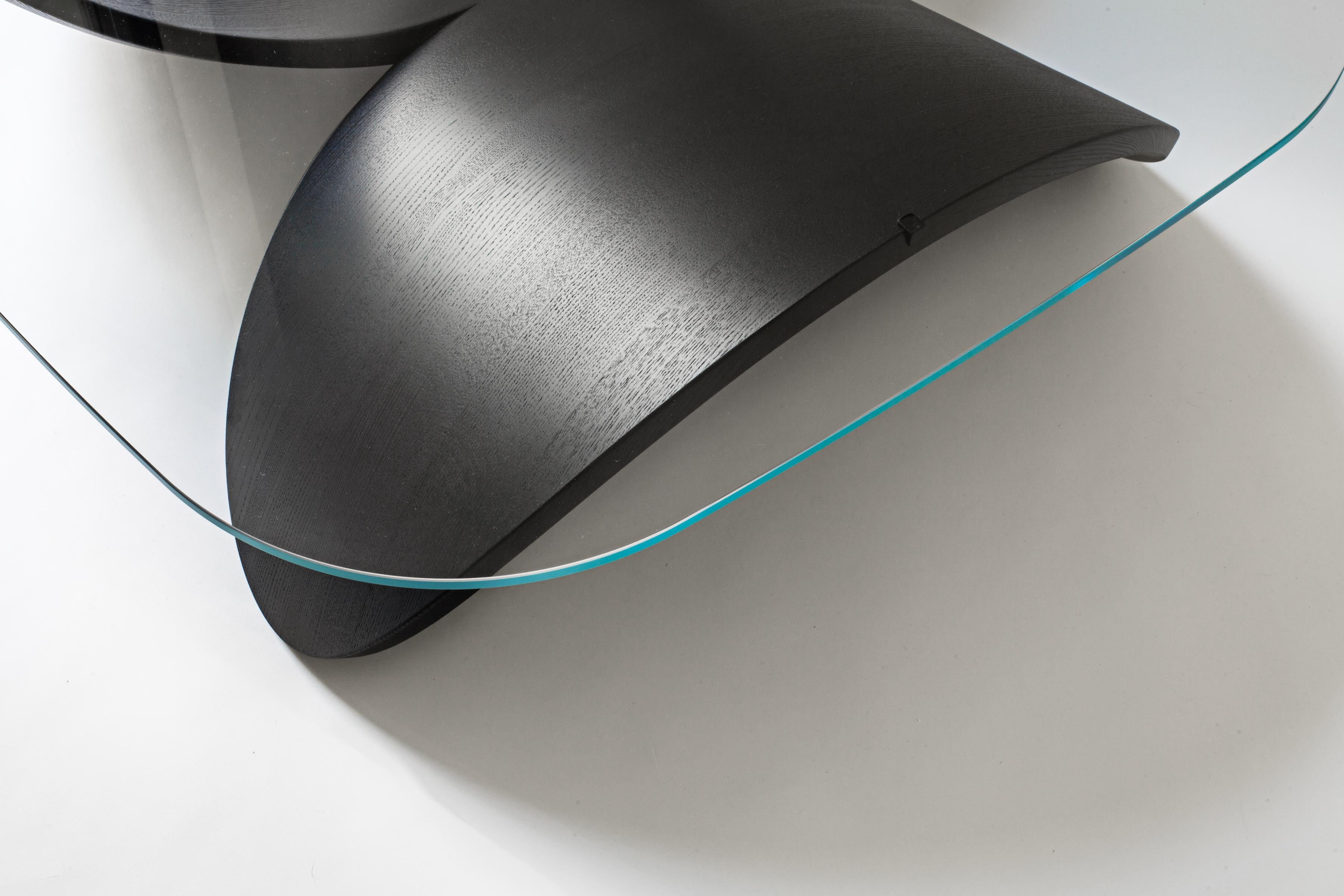 Le mobilier rencontre la sculpture ; table basse Élevé, fabriquée à la main en Italie, série numérotée, en bois noir :

Élevé se compose de deux coquilles identiques en bois, disposées de manière inversée, qui créent une base sculpturale pour le