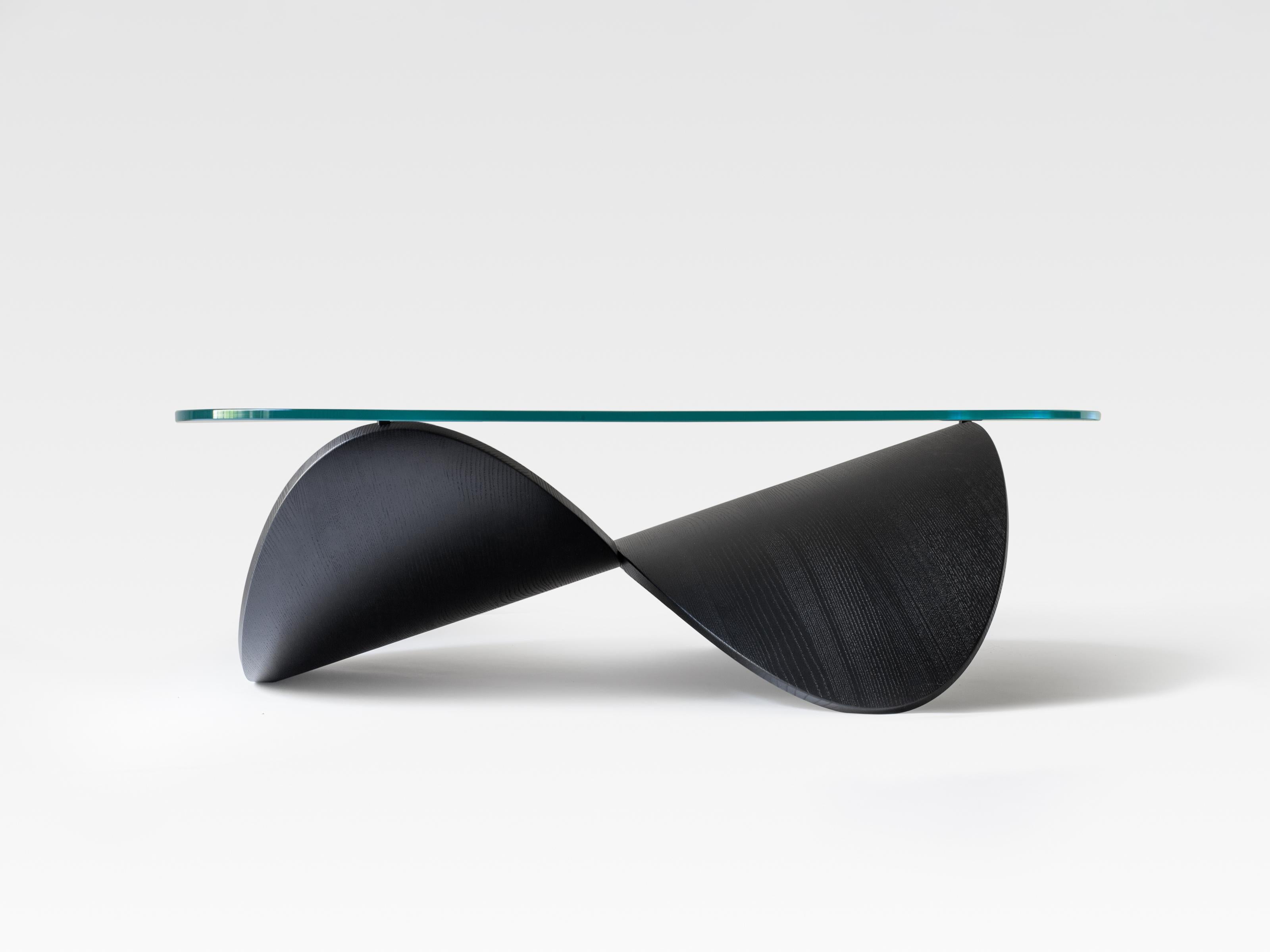 Moderne Sculptural Élevé Coffee Table, Handcrafted in Italy, Numbered Series, Black Wood en vente