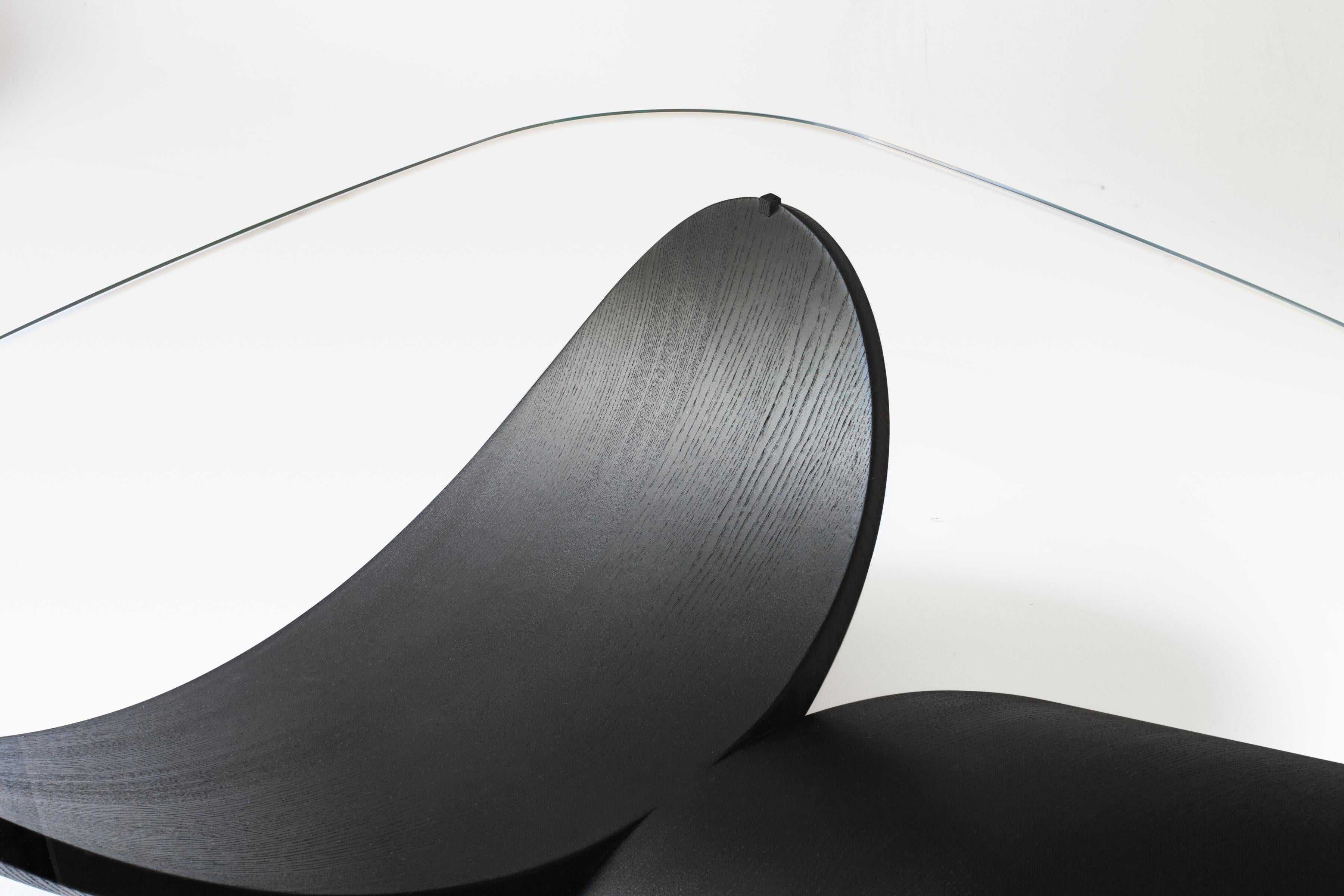 italien Sculptural Élevé Coffee Table, Handcrafted in Italy, Numbered Series, Black Wood en vente