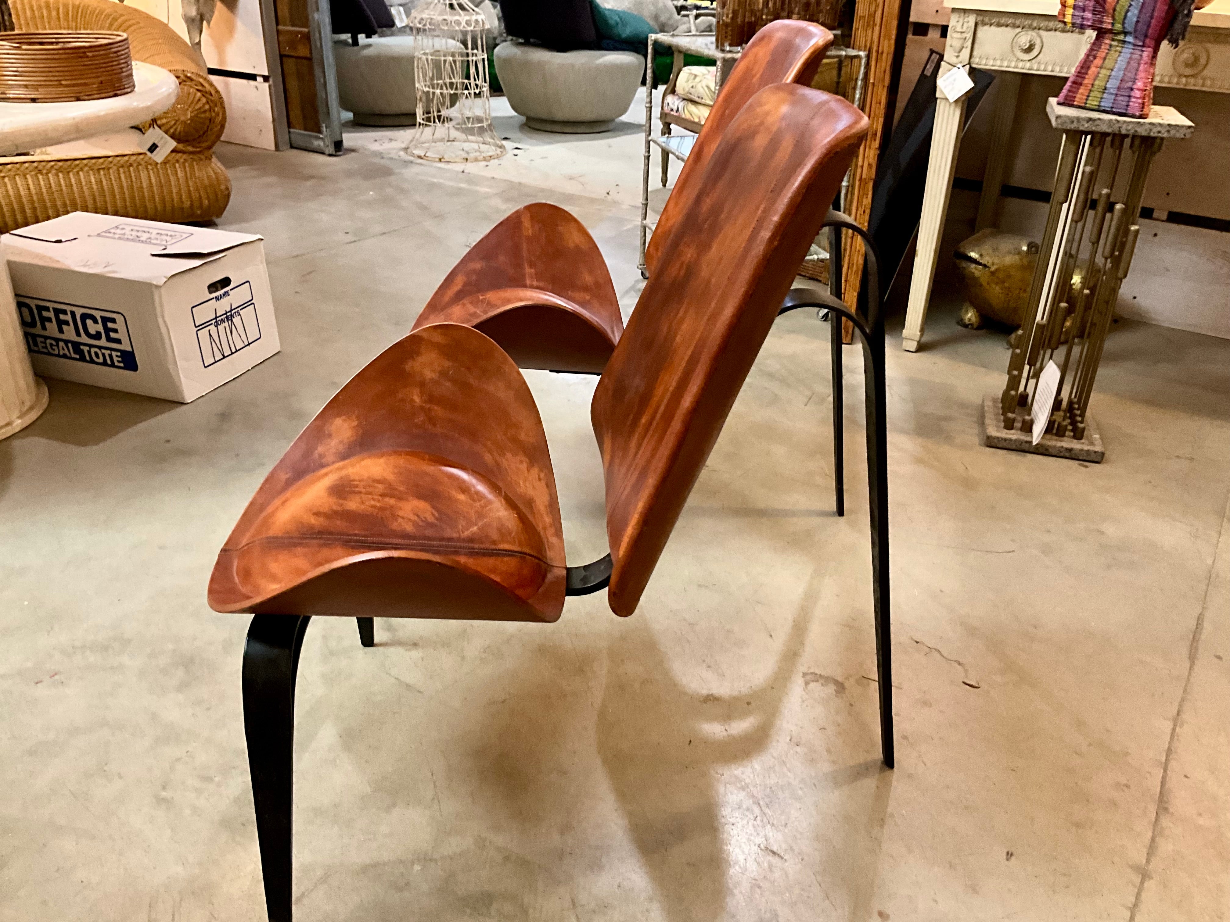 Sedie scultoree in acciaio smaltato nello stile di Hans Wegner

Ti presentiamo una straordinaria coppia di sedie scultoree che fondono un design moderno con materiali unici. Queste sedie sono caratterizzate da un'inconfondibile seduta in pelle a