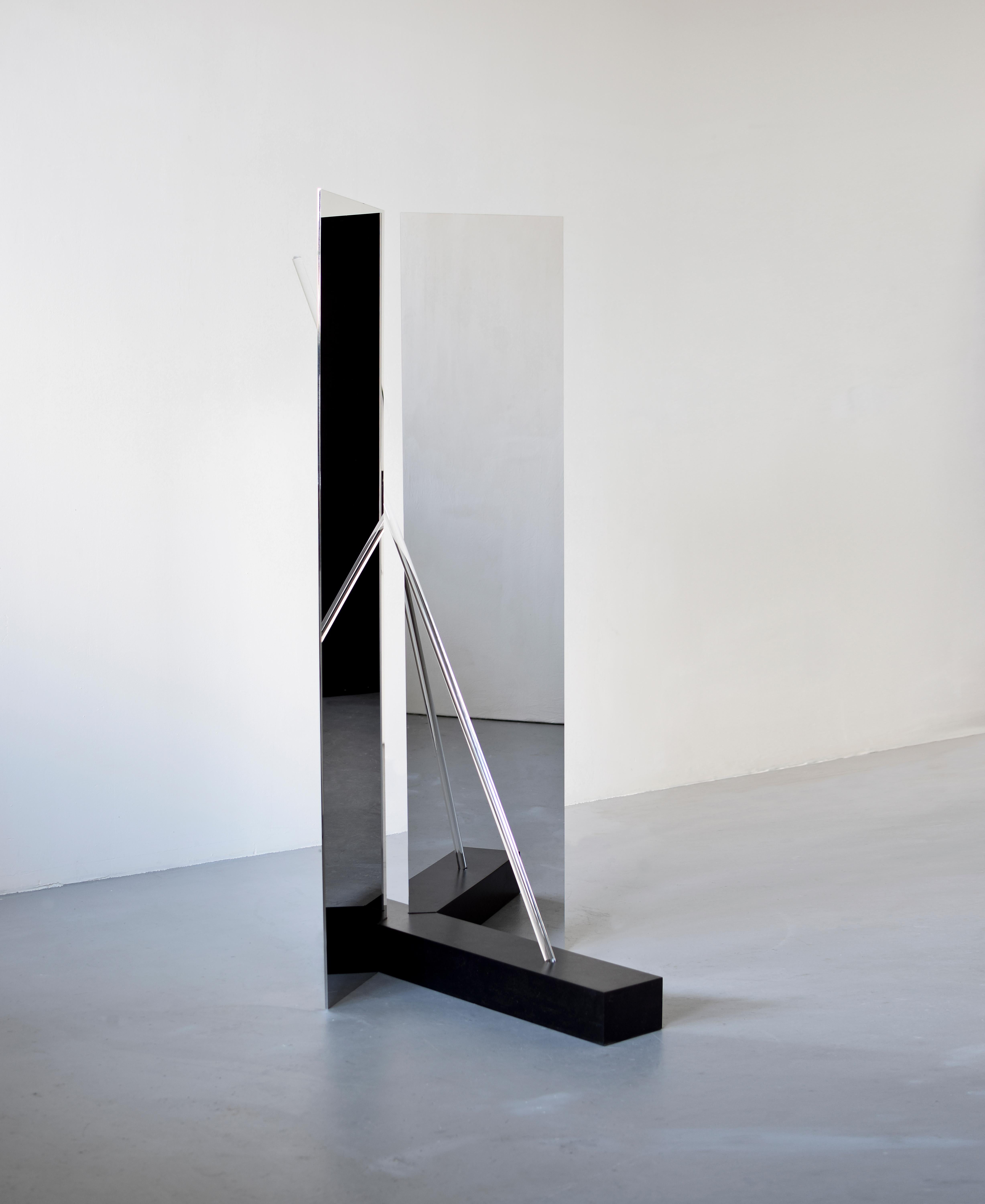 Skulpturaler verleuchteter Spiegel, Maximilian Michaelis (Niederländisch) im Angebot