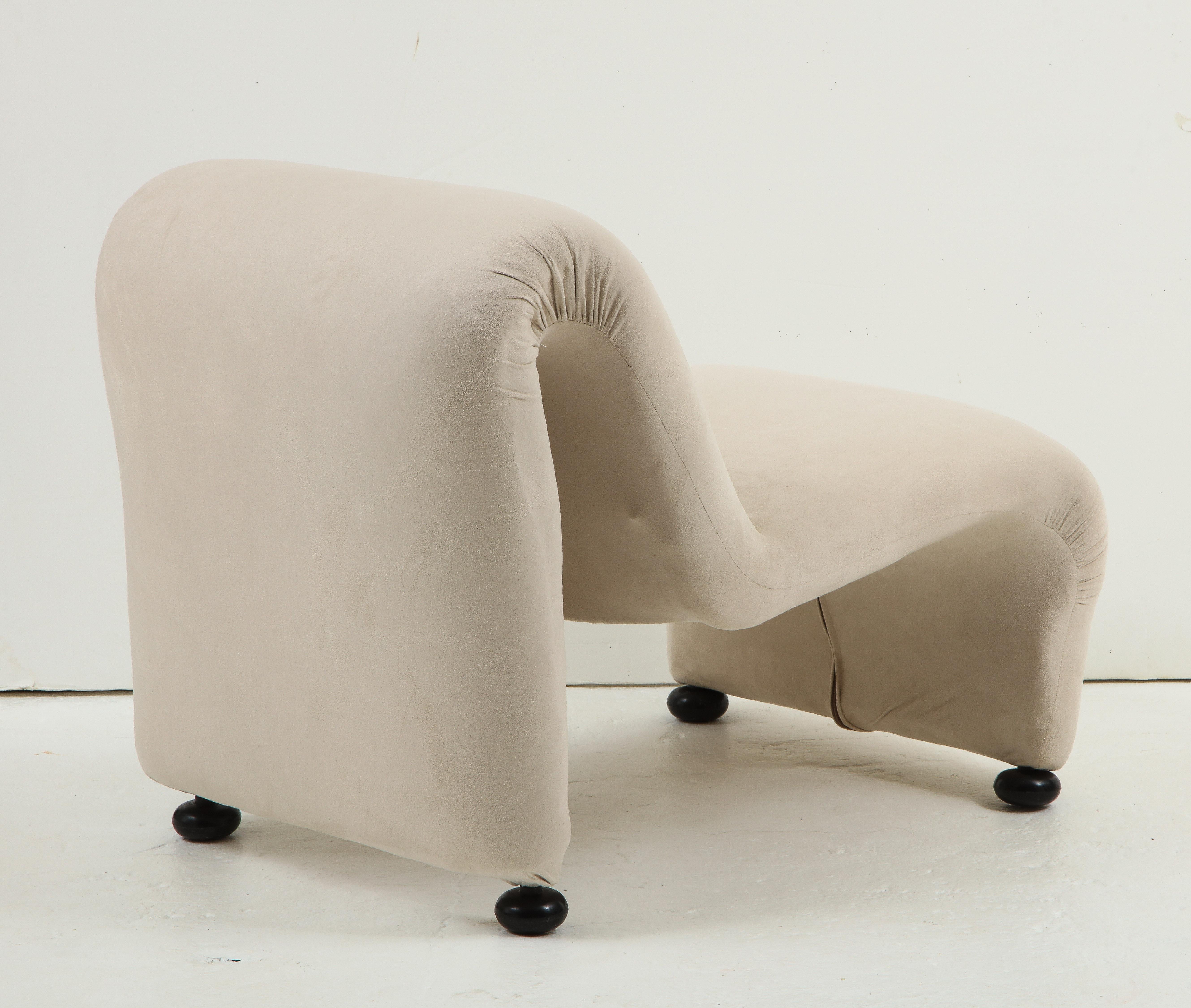 Sculptural Etienne Fermigier lounge chairs, white, 1970s, France

Amazing set of chairs, sold individually or as a set of 4. Chic in any setting. Covered in ultrasuede white fabric.

Chairs can be purchased individually.
Price is for 4 chairs.