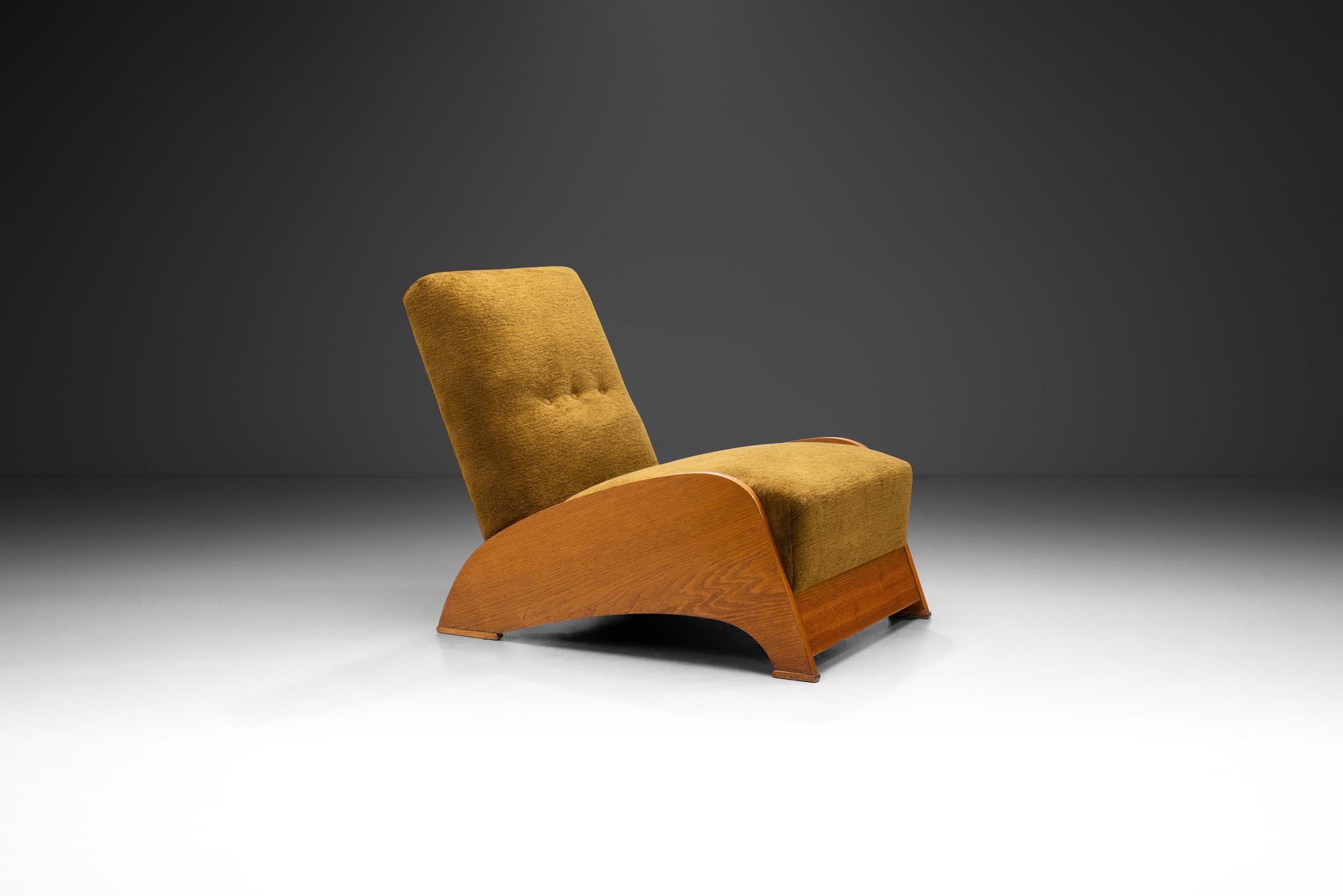 Sculptural European Modern Oak Lounge Chair, Europe 1960s In Good Condition For Sale In Utrecht, NL