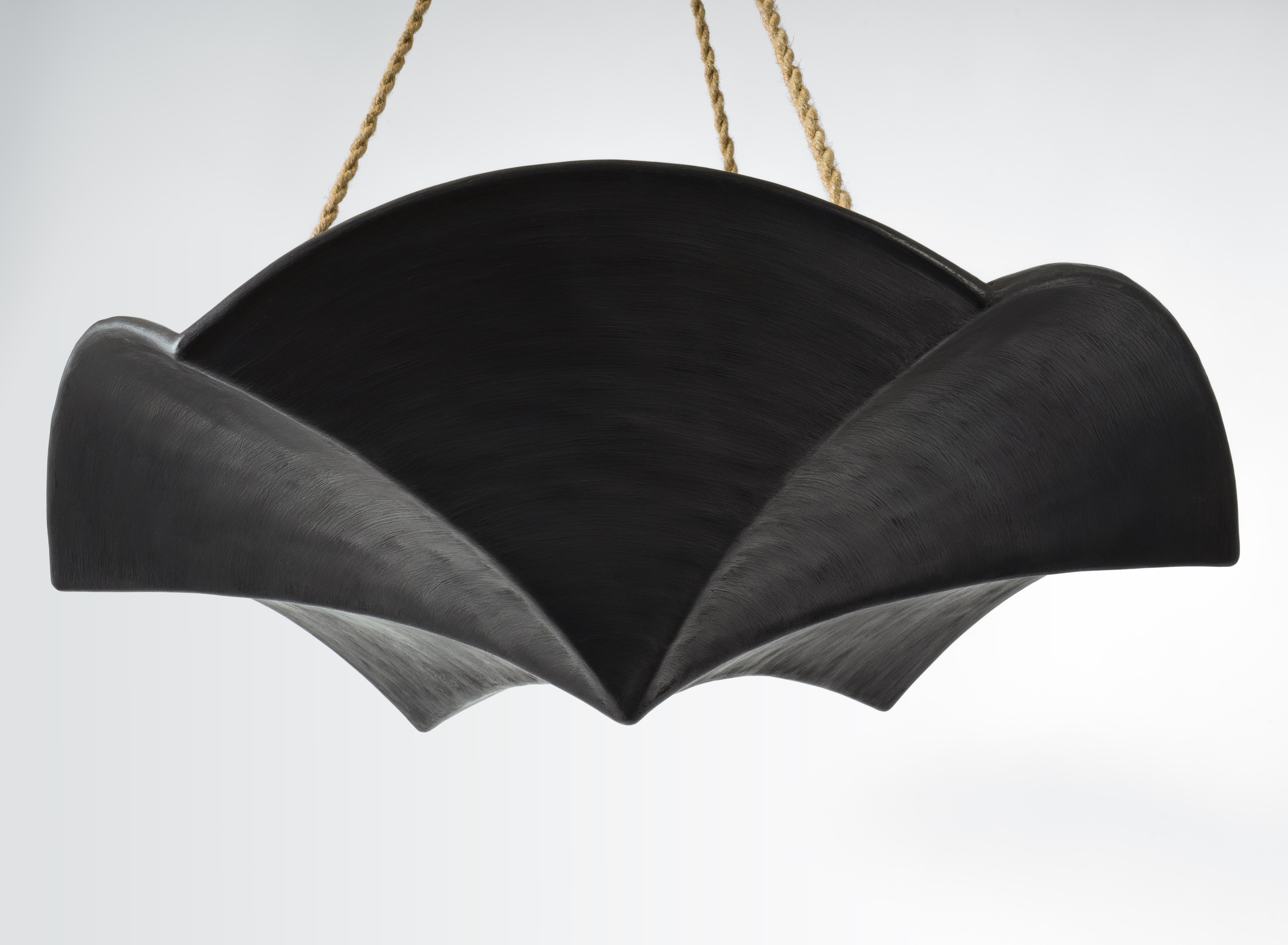 Organico moderno Ciondolo scultoreo 'Evadoras', lampadario in gesso nero, personalizzabile, New in vendita