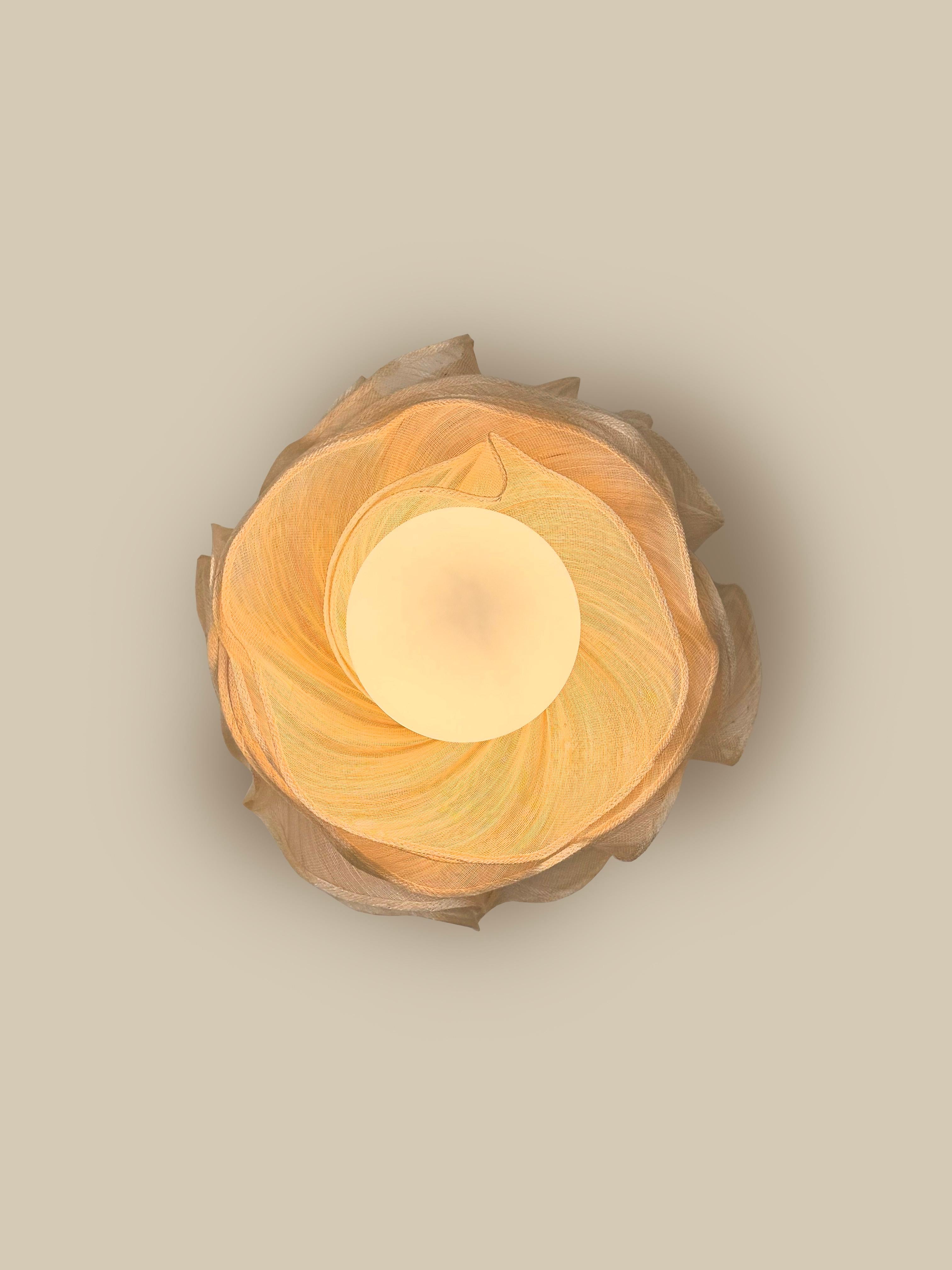 Cassiopea Sculptural Fabric Collectible Sconce or Table Lamp di Studio Mirei, rappresentato da Costantini Design

Dimensioni: 14