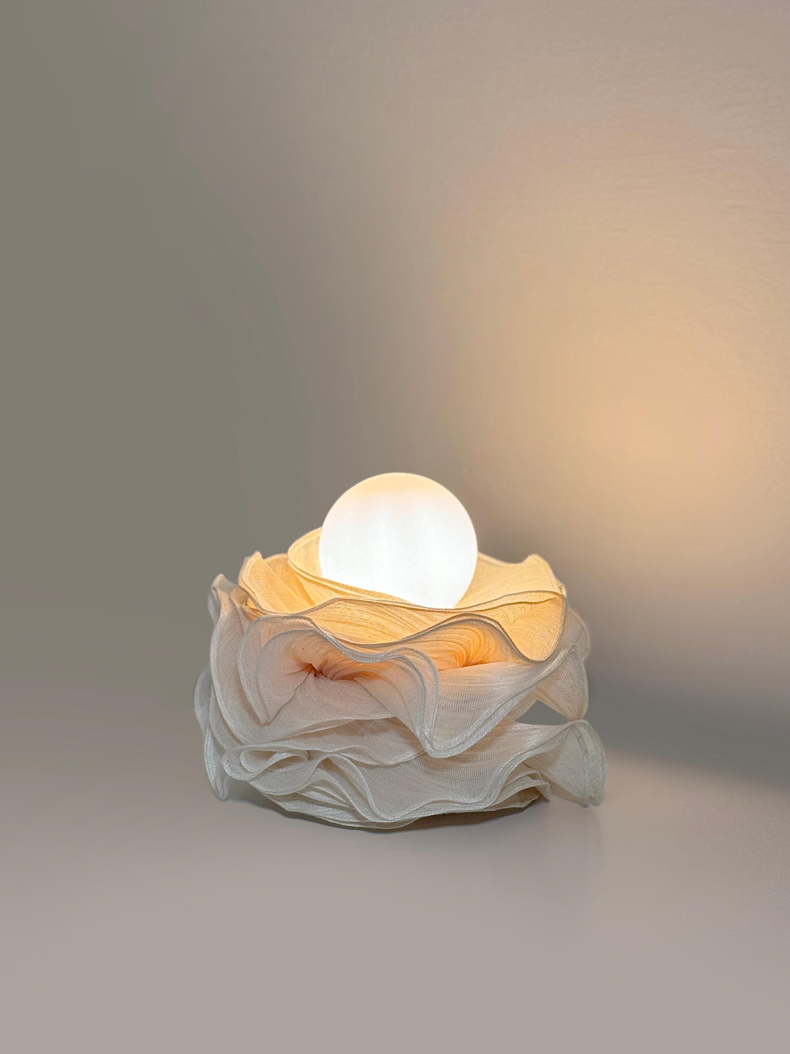 Moderno Lampada scultorea da collezione in tessuto di Studio A. Mirei, Cassiopea di Costantini in vendita