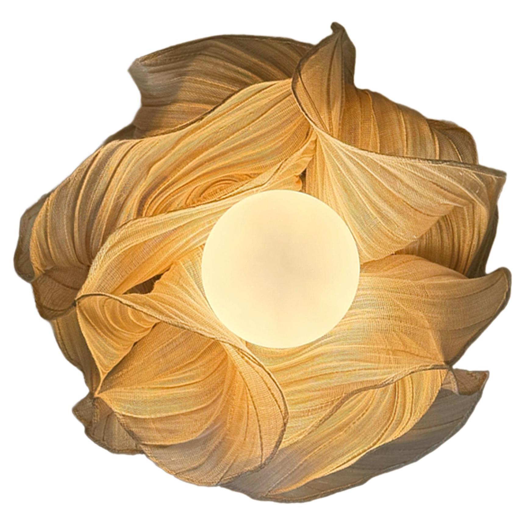 Lampada scultorea da collezione in tessuto di Studio A. Mirei, Cassiopea di Costantini