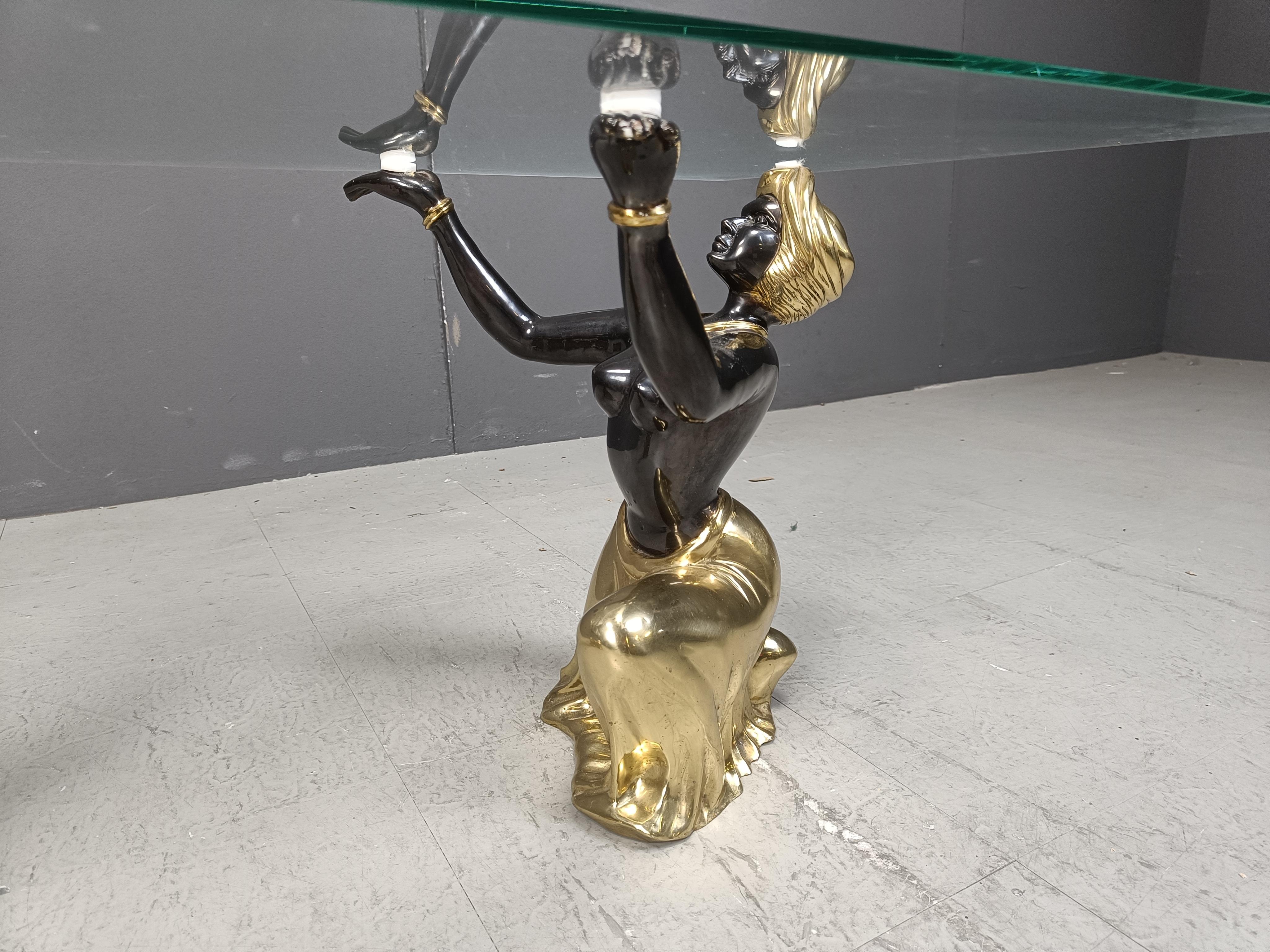 Remarquable table basse composée de deux figurines en métal et laiton supportant un plateau en verre transparent.

Les personnages sont bien détaillés.

Bon état 

Années 1970 - Italie

Dimensions :
Hauteur : 45cm
Largeur : 120cm
Profondeur :