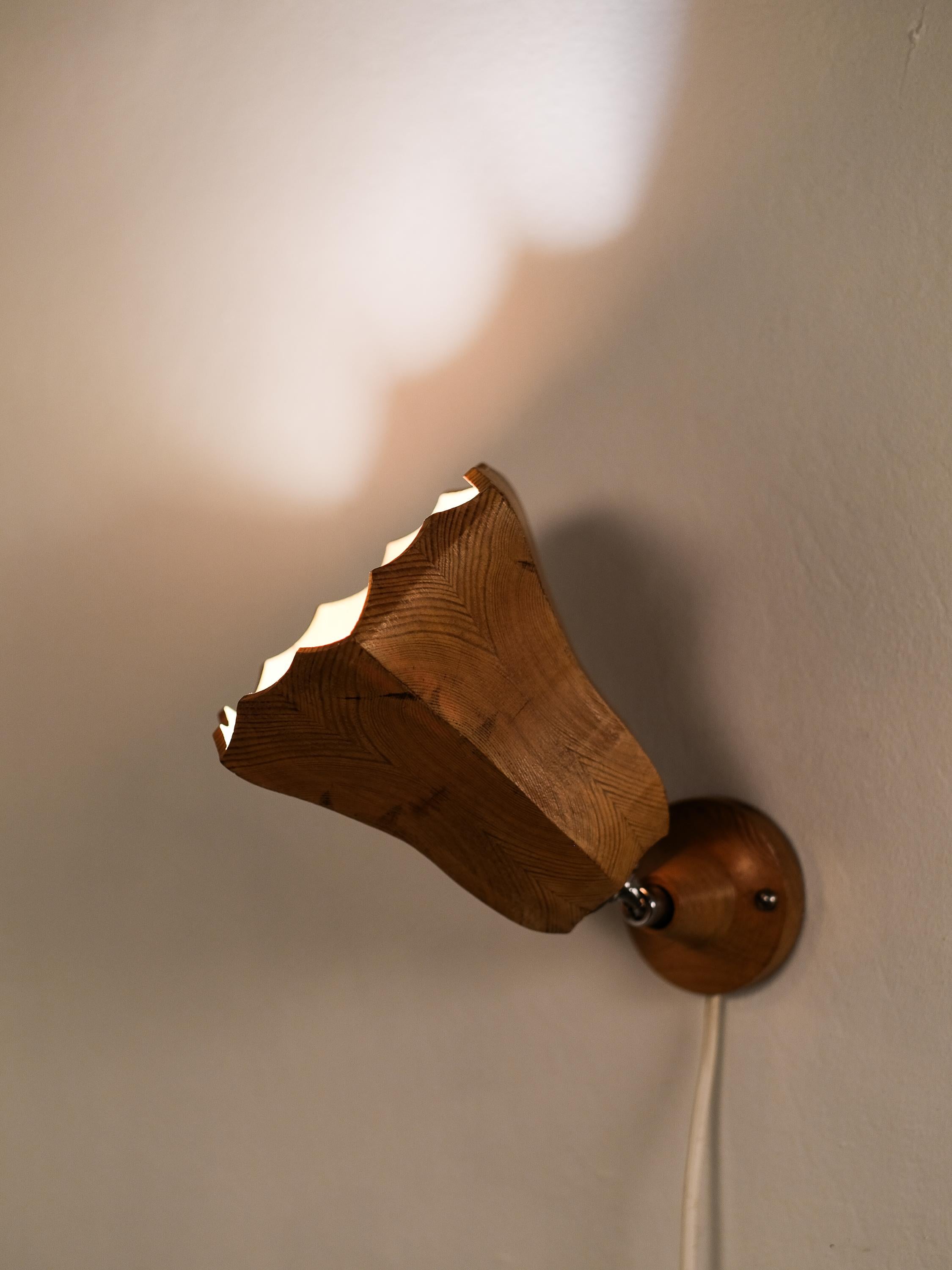 Sculptural Finnish Pine Wood Wall Lamp, 1970s im Angebot 3