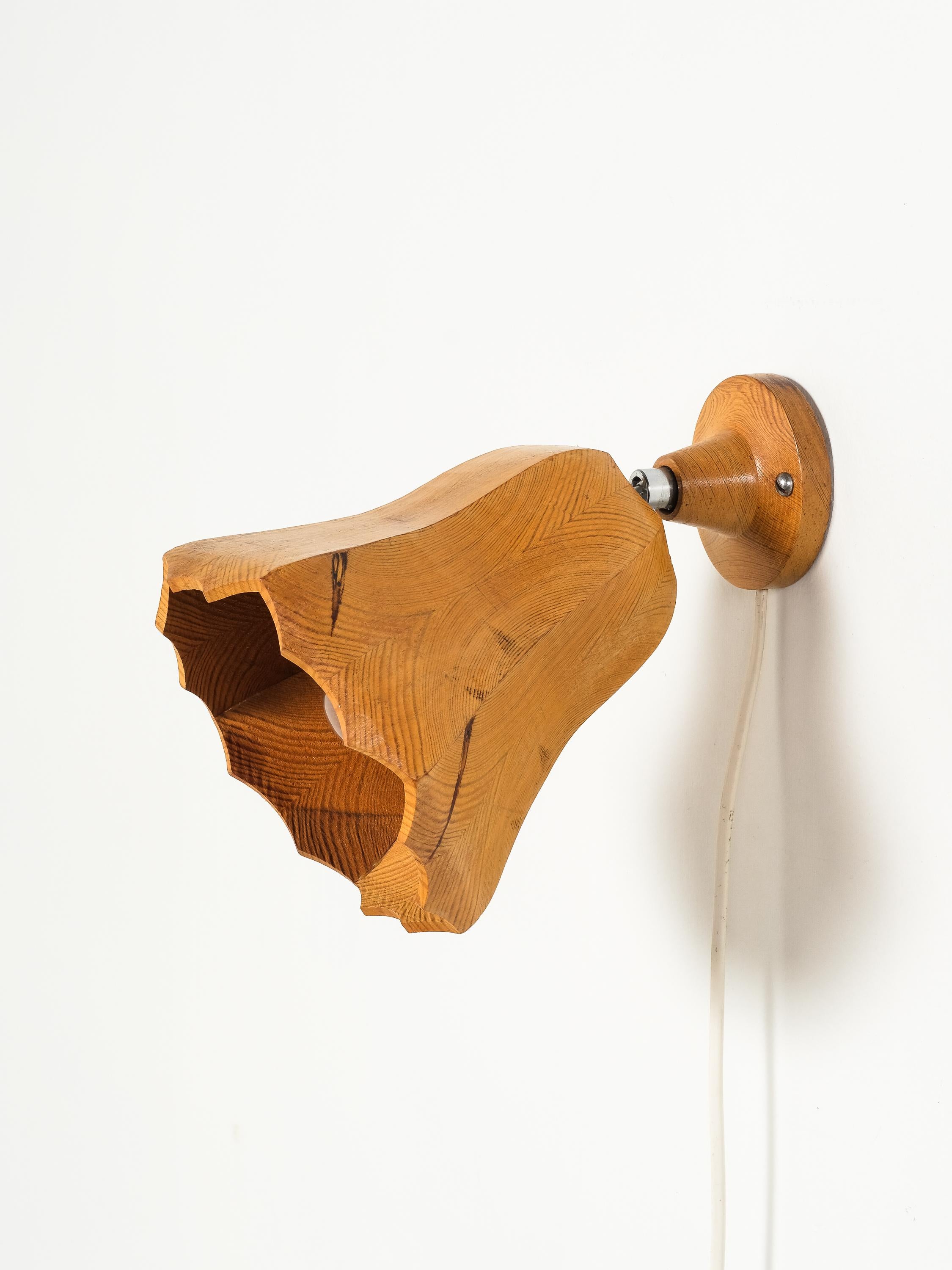 Sculptural Finnish Pine Wood Wall Lamp, 1970s (Skandinavische Moderne) im Angebot