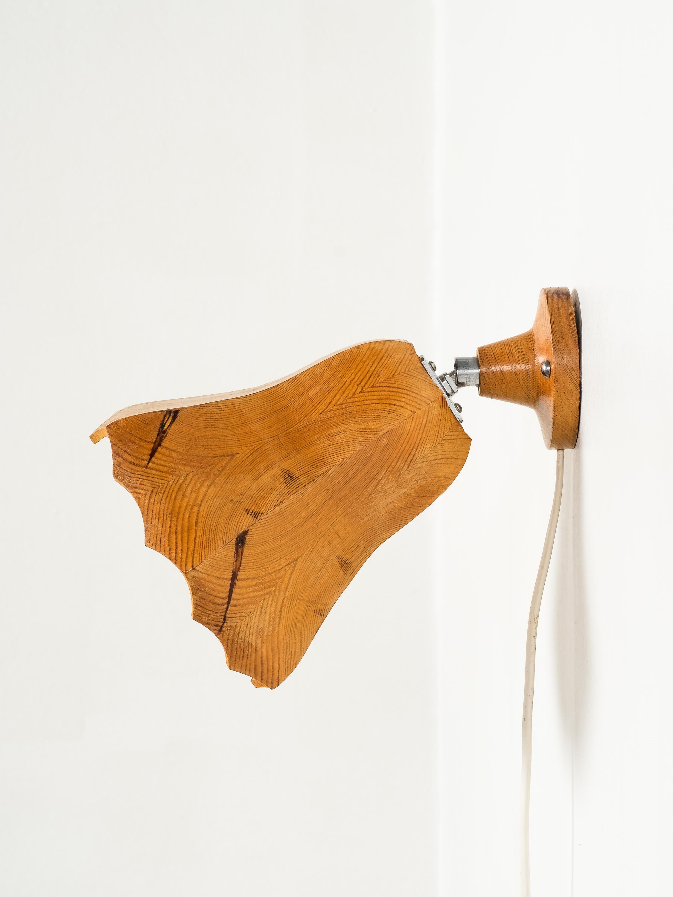 Sculptural Finnish Pine Wood Wall Lamp, 1970s (Finnisch) im Angebot