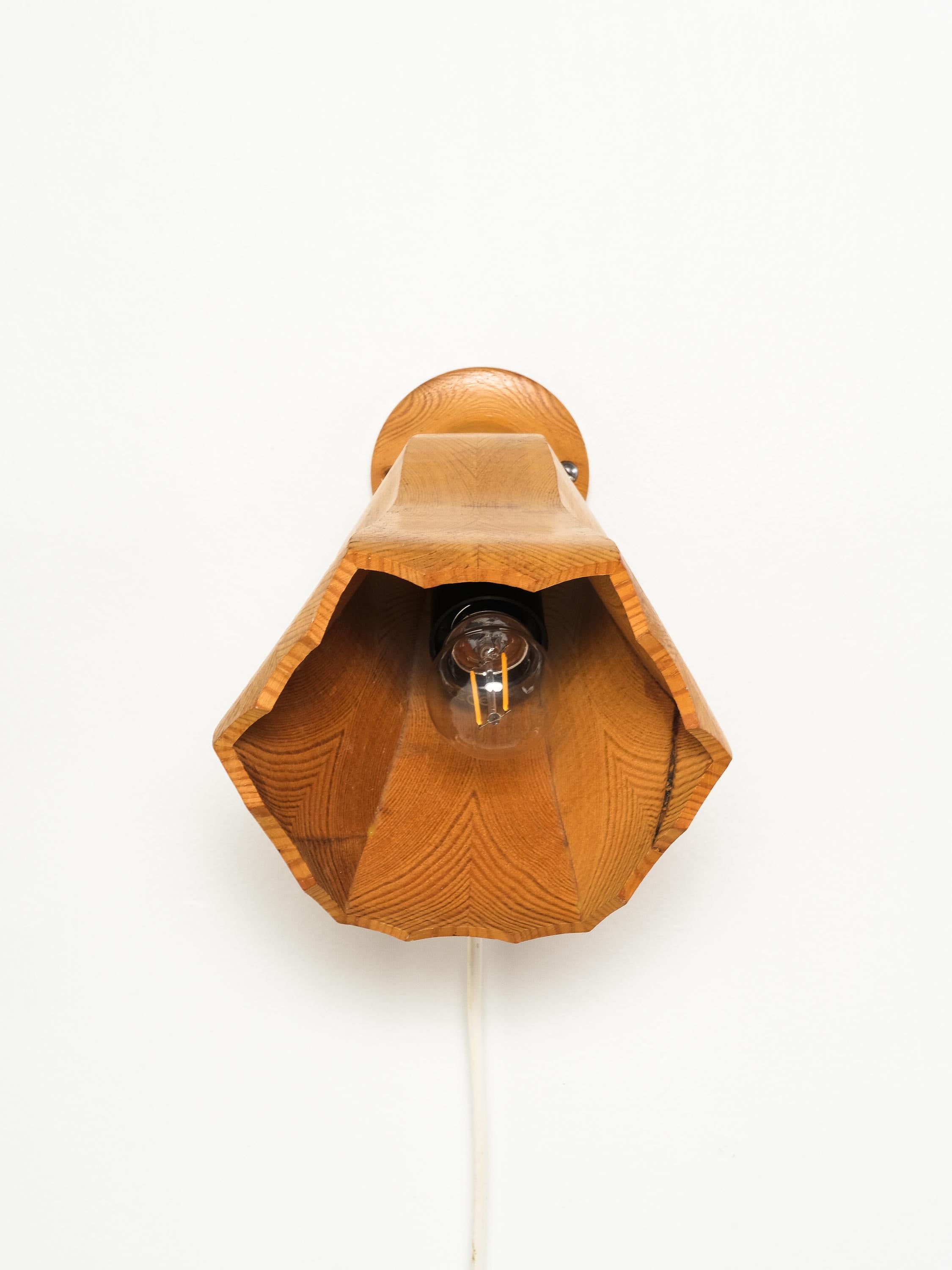 Sculptural Finnish Pine Wood Wall Lamp, 1970s im Zustand „Gut“ im Angebot in Karis, Nyland