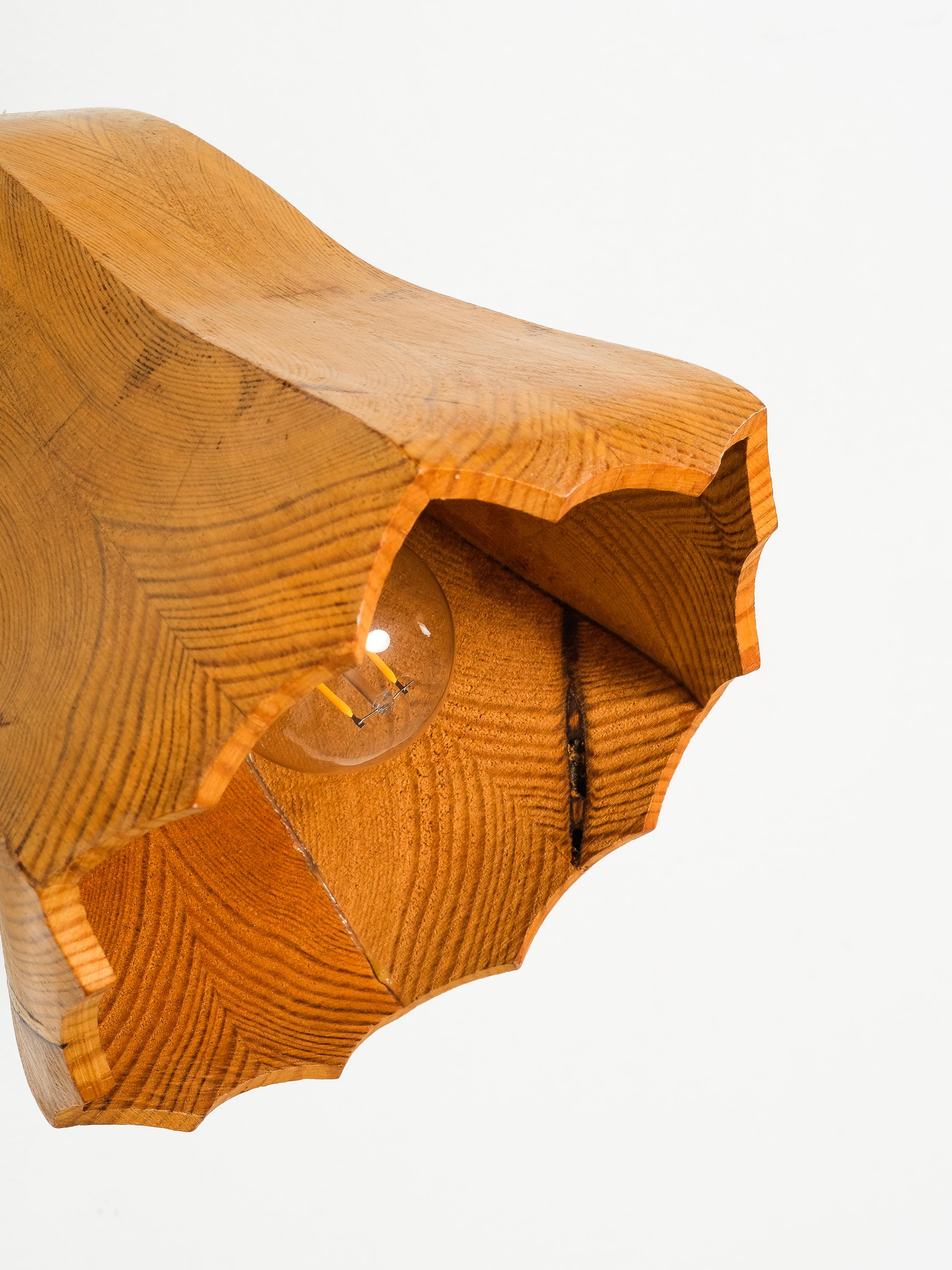 Sculptural Finnish Pine Wood Wall Lamp, 1970s (Ende des 20. Jahrhunderts) im Angebot