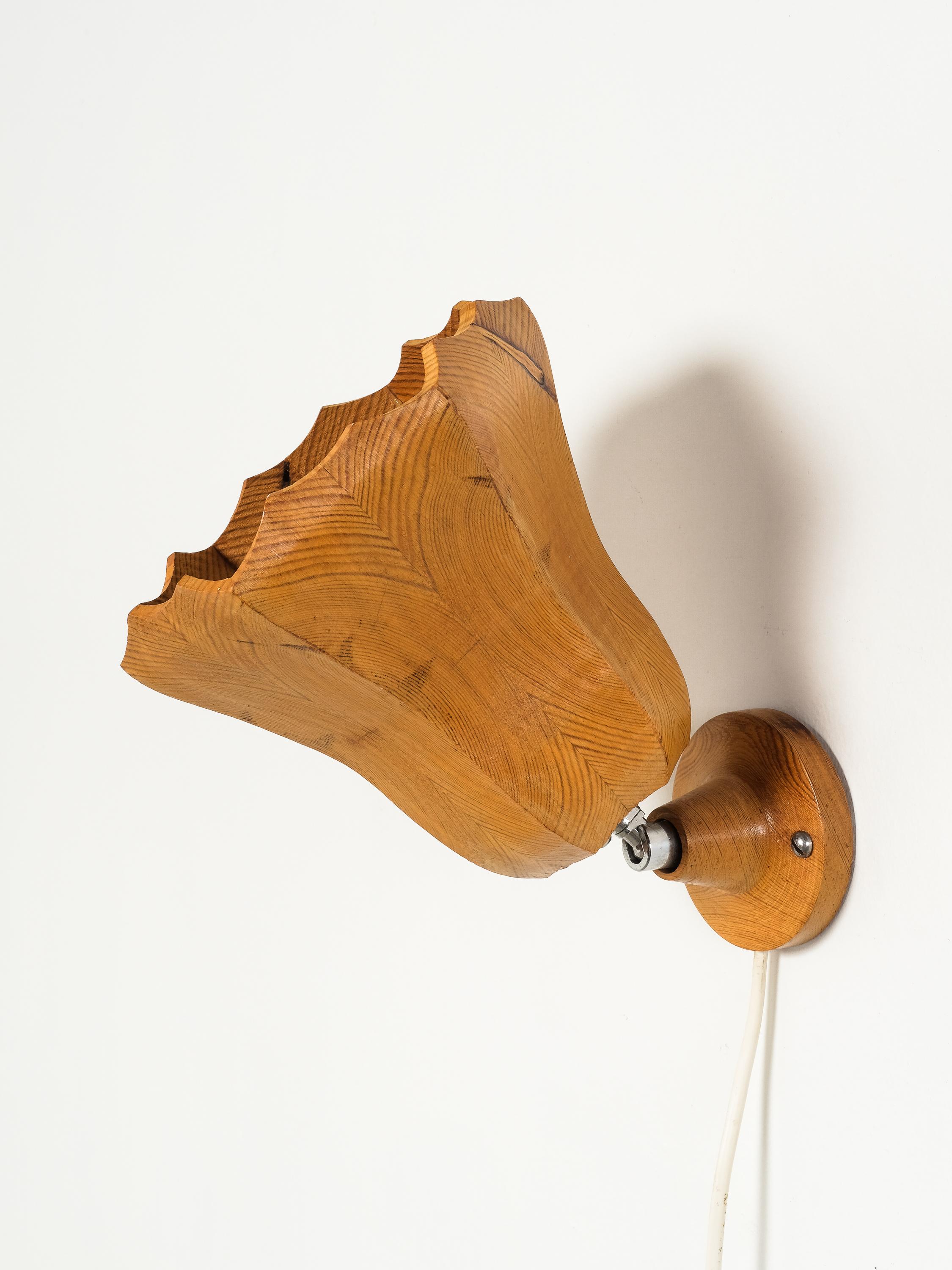 Sculptural Finnish Pine Wood Wall Lamp, 1970s (Kiefernholz) im Angebot
