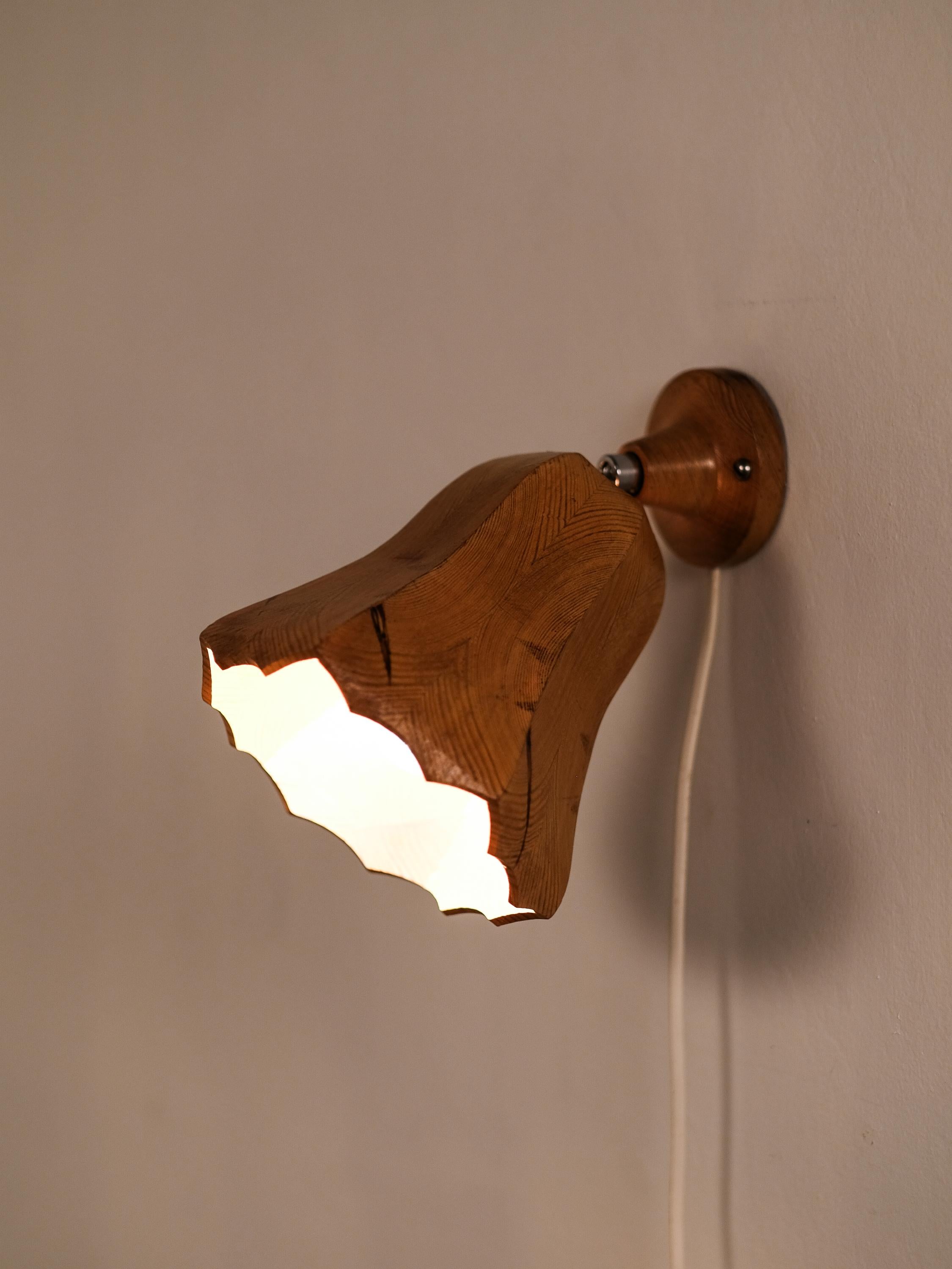 Sculptural Finnish Pine Wood Wall Lamp, 1970s im Angebot 1