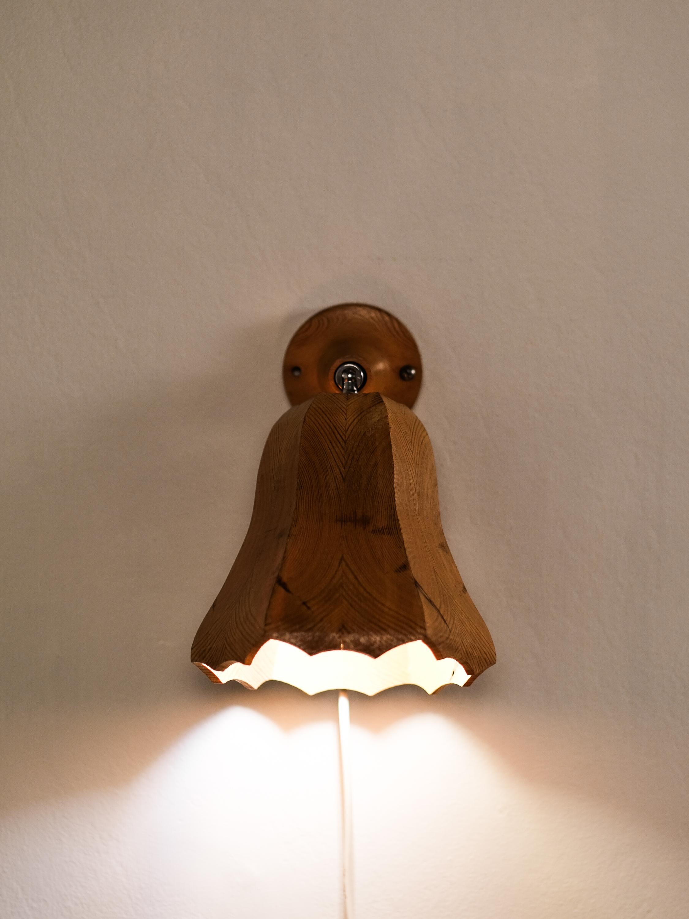 Sculptural Finnish Pine Wood Wall Lamp, 1970s im Angebot 2