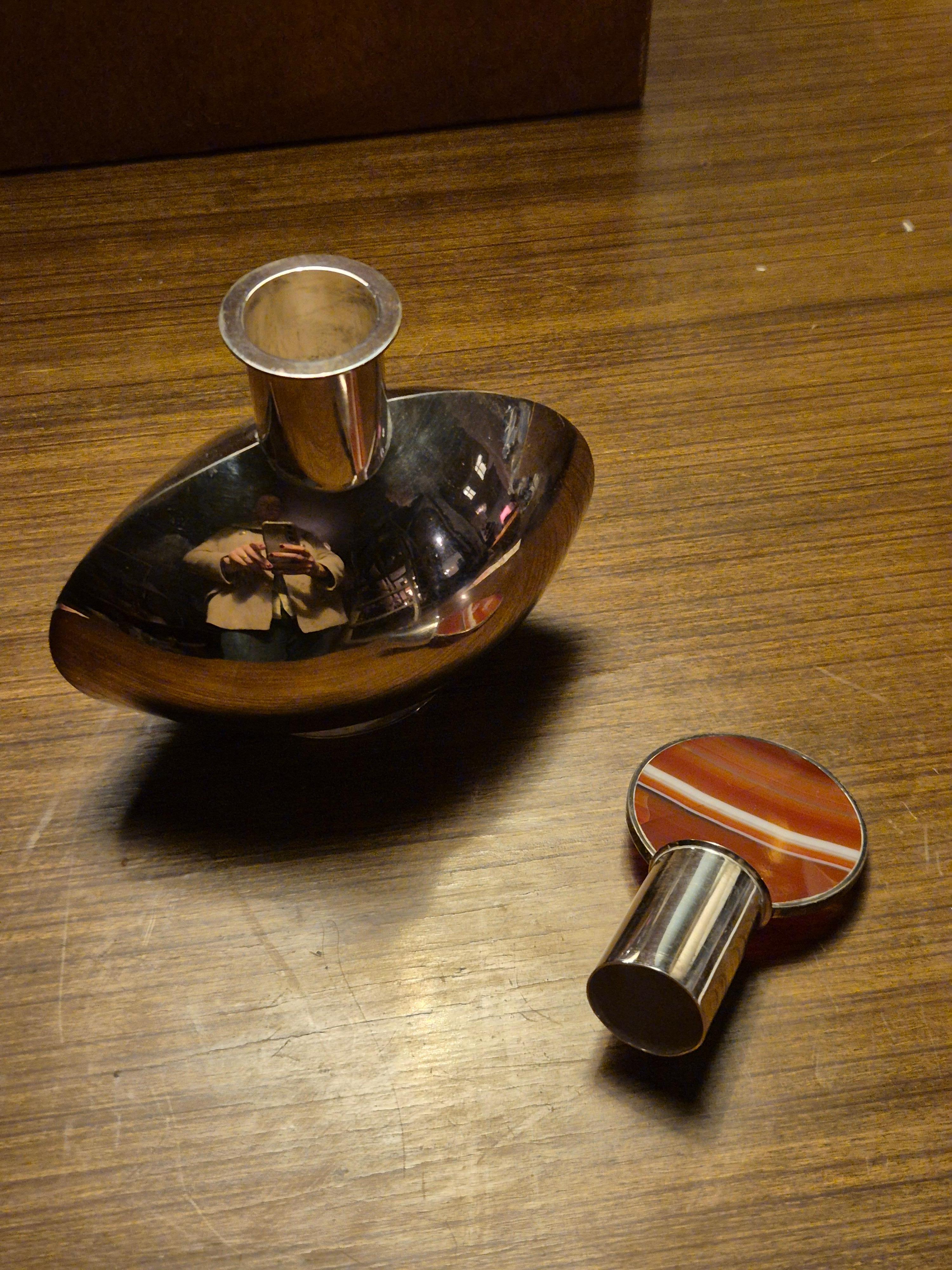 Rare sculptural flask in solid silver with agate by Inga Lagervall (born 1943), Swedish 1952.

With hallmark. Lagervall is represented in the Nationalmuseet, Stockholm and Röhsska Museet, Gothenburg. 

In good condition, the agat has a hair thin