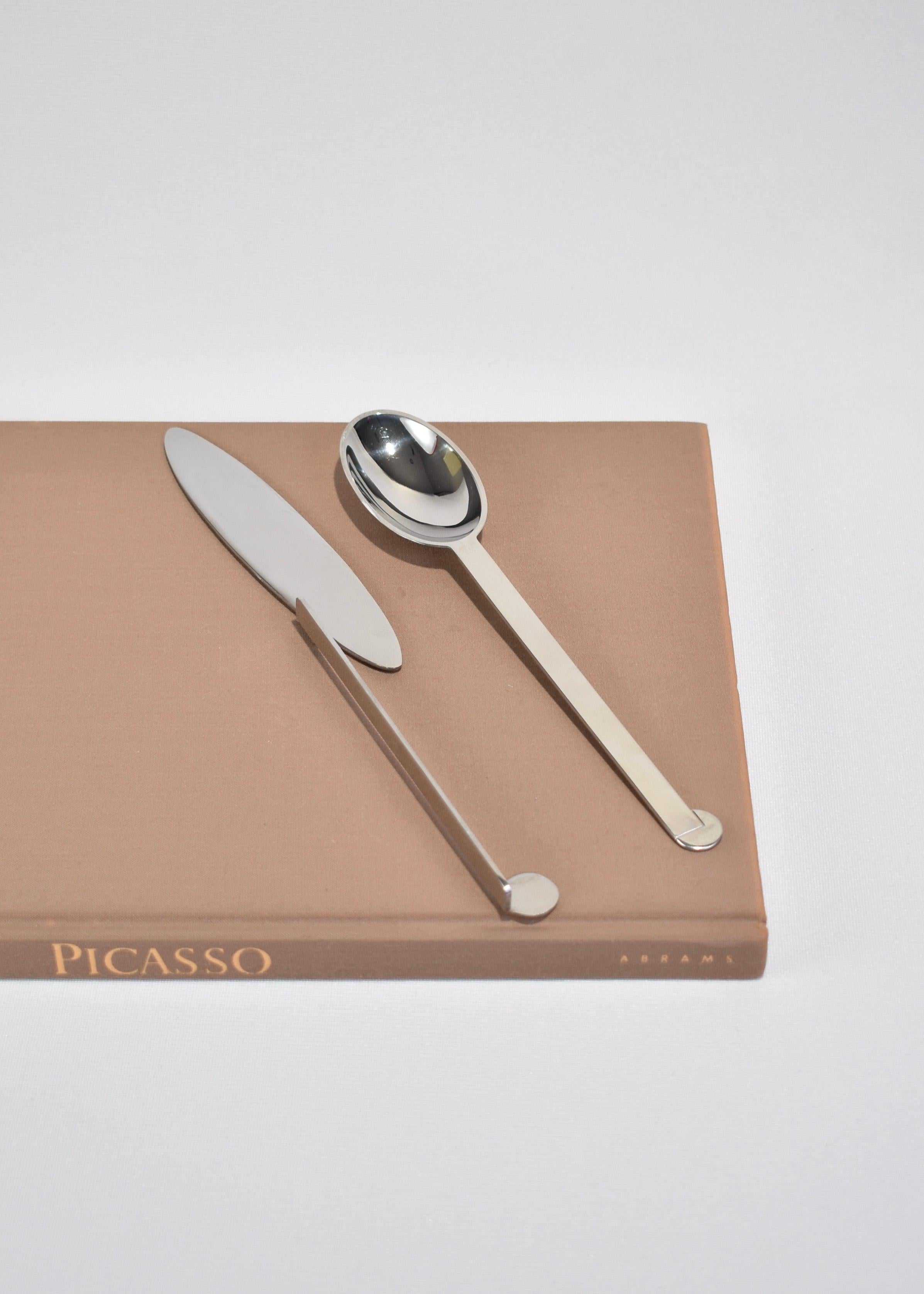 Rare, stainless steel sculptural flatware set of five designed by Robert Wilhite. Made by Bissell & Wilhite, ca. 1980s. Notably included in collections at Smithsonian’s Cooper Hewitt.

Dimensions:
Knife: 9.75