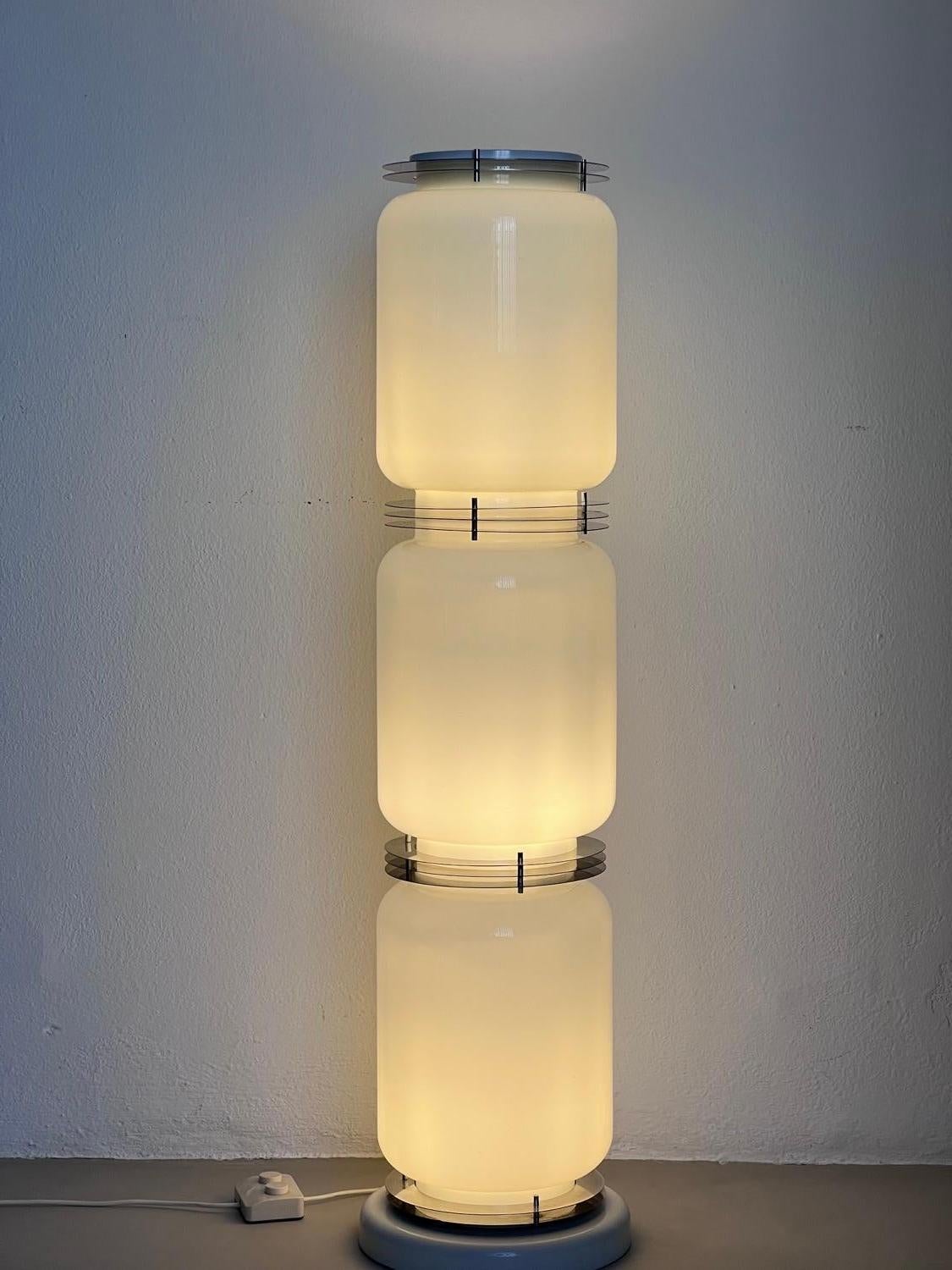 Skulpturale Stehlampe von Enrico Tronconi (Ende des 20. Jahrhunderts) im Angebot
