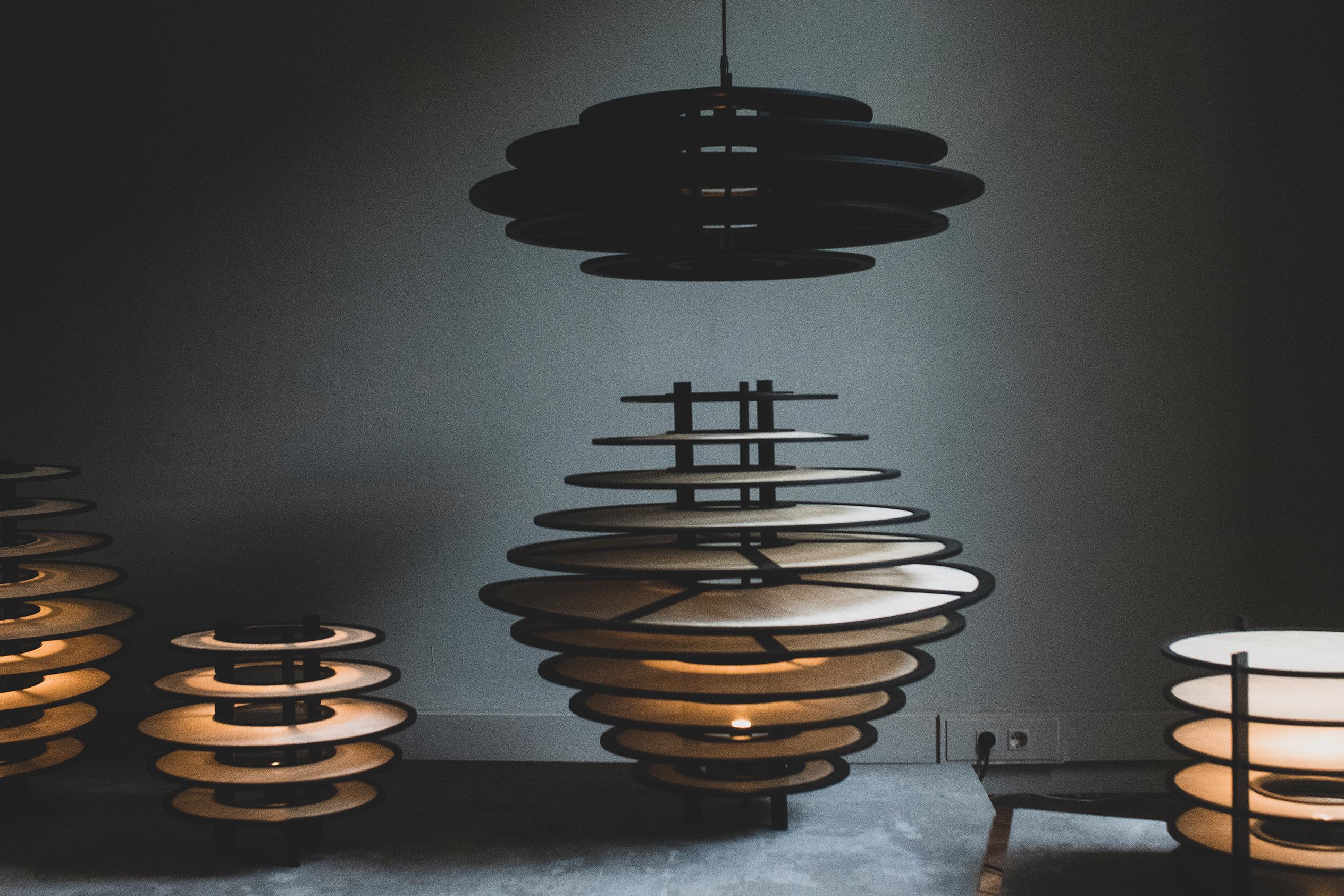 Lampada da terra scultorea 'Dialogue' - Realizzata a mano in rafia naturale e Wood massiccio in vendita 3
