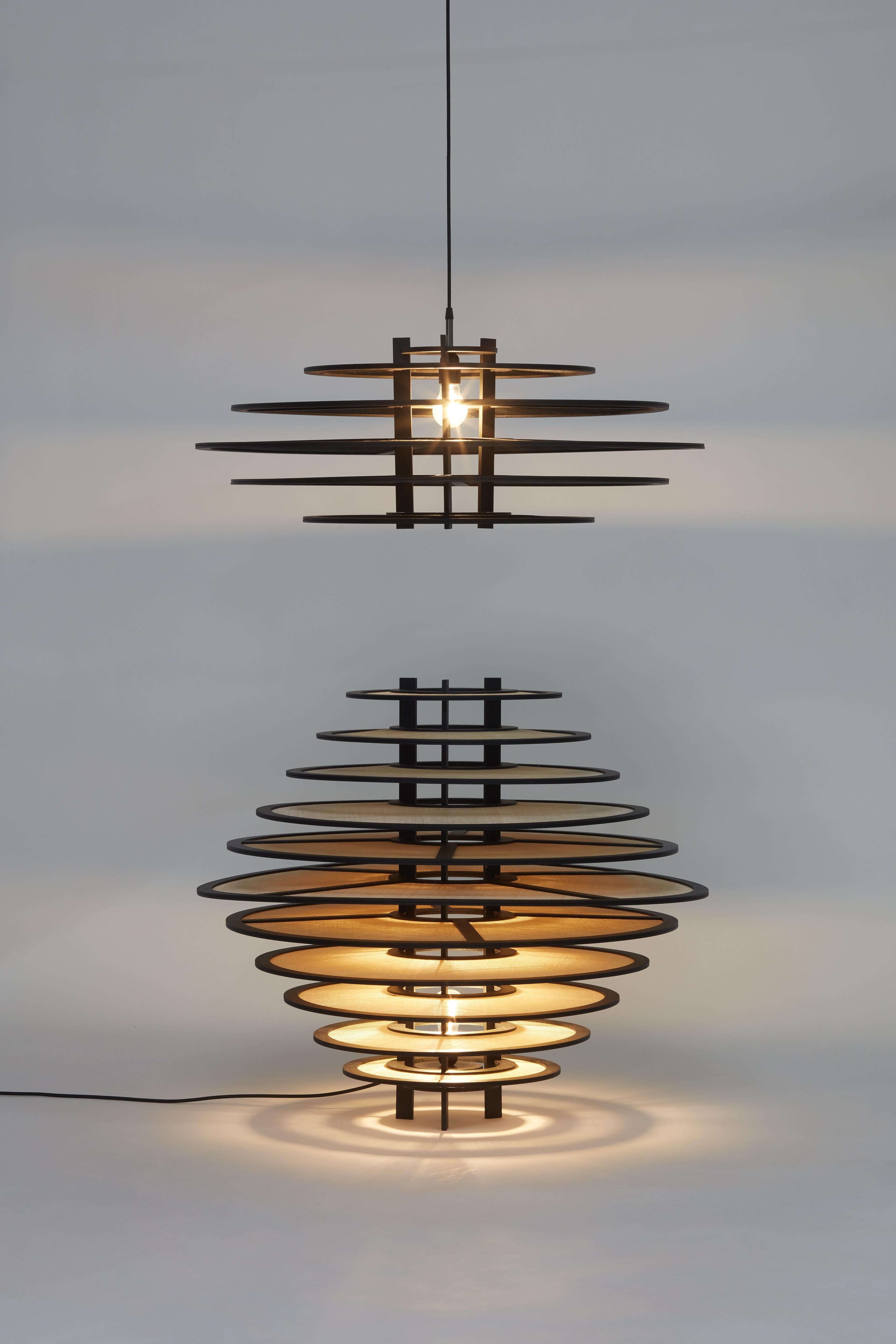'Dialogue' - Lampada da terra scultorea di ELIURPI, realizzata a mano in rafia e Wood

Un design unico da collezione di ELIURPI, artisti multidisciplinari di Barcellona noti per le loro creazioni scultoree e senza tempo. La lampada da terra