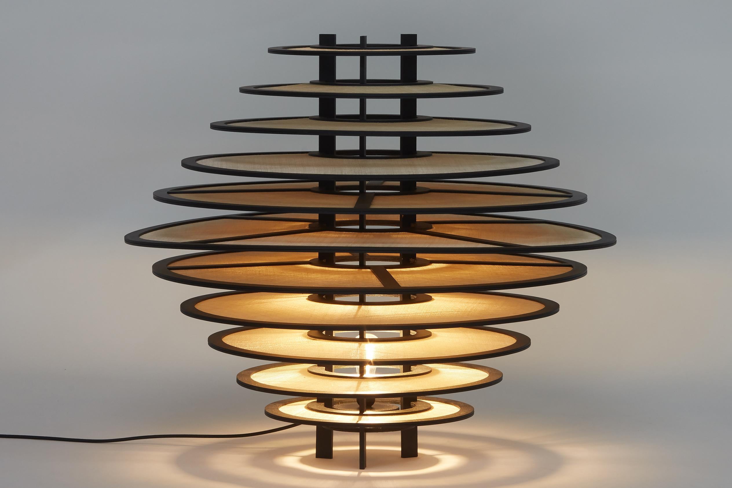 Tessuto a mano Lampada da terra scultorea 'Dialogue' - Realizzata a mano in rafia naturale e Wood massiccio in vendita