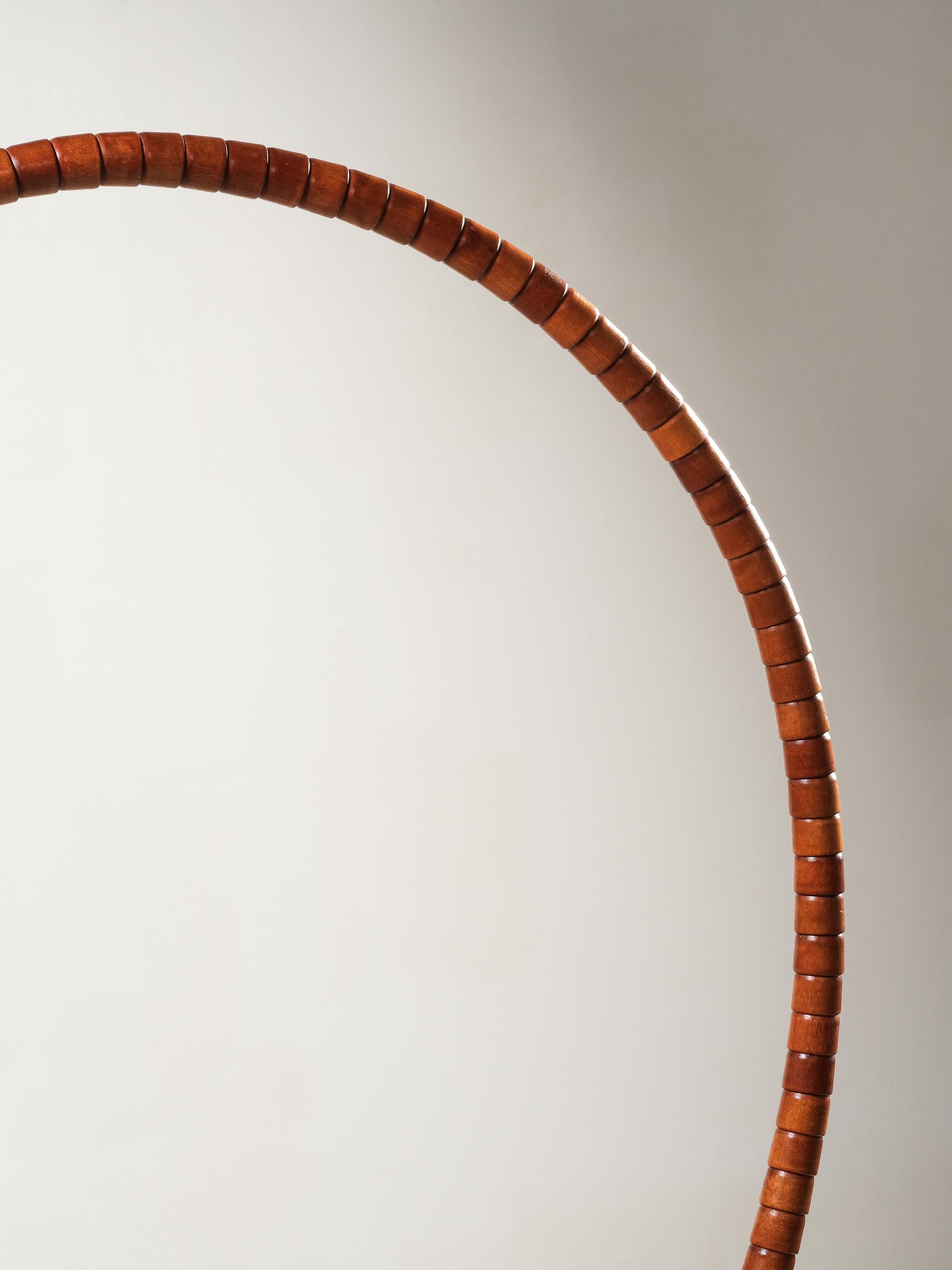 Lámpara de pie escultural en madera de haya y latón by Markslöjd, Suecia, 1970s en venta 3