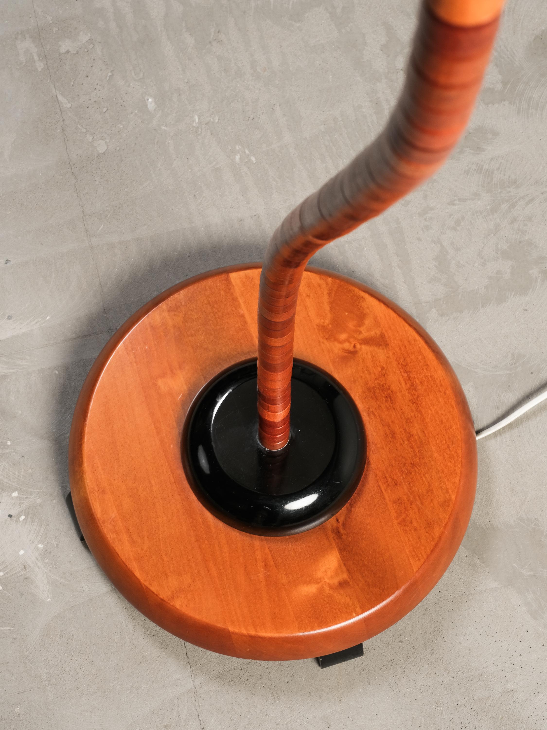 Lámpara de pie escultural en madera de haya y latón by Markslöjd, Suecia, 1970s en venta 4