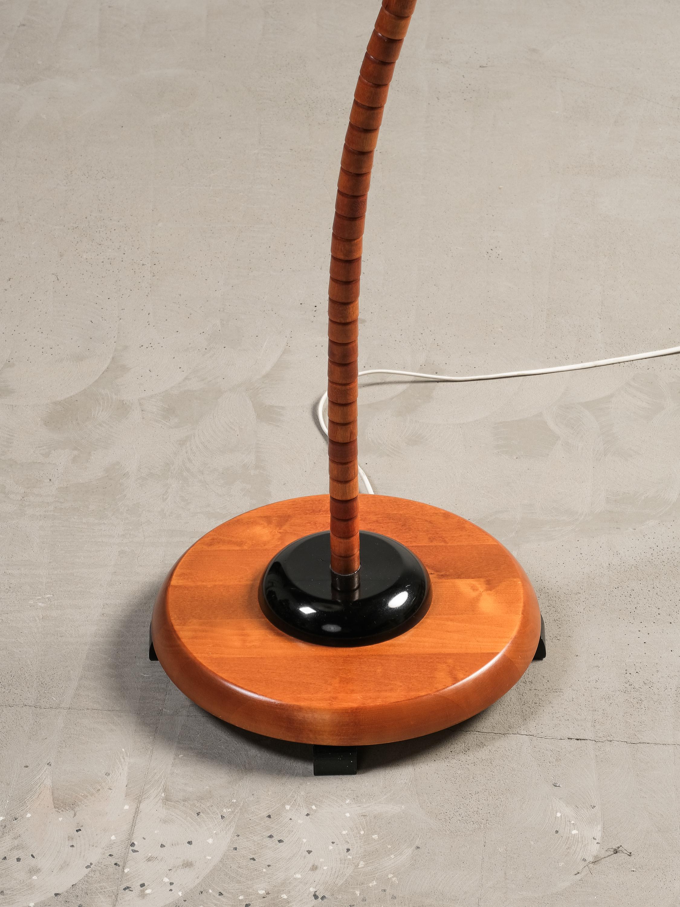Lámpara de pie escultural en madera de haya y latón by Markslöjd, Suecia, 1970s en venta 5