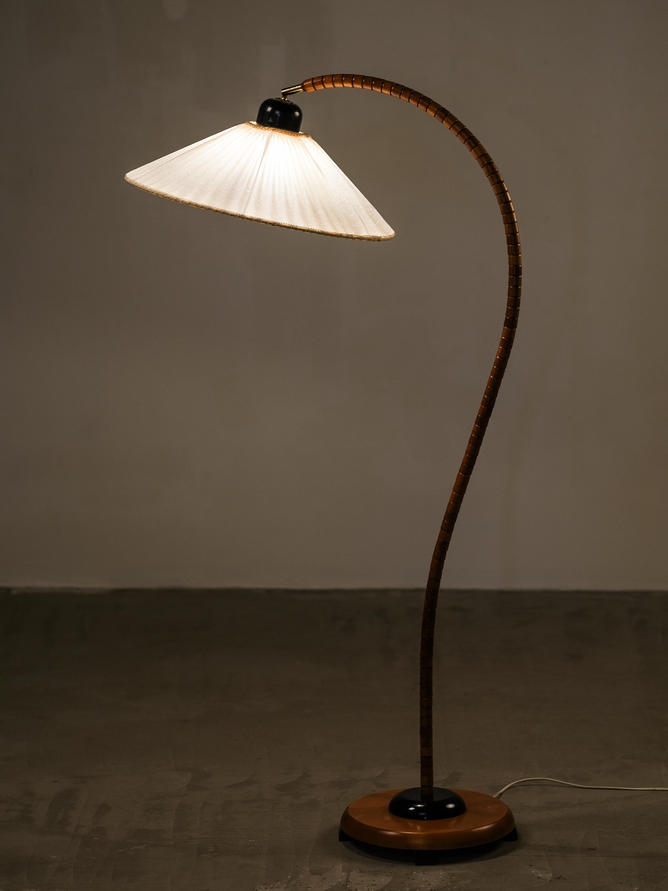 Lámpara de pie escultural en madera de haya y latón by Markslöjd, Suecia, 1970s en venta 7