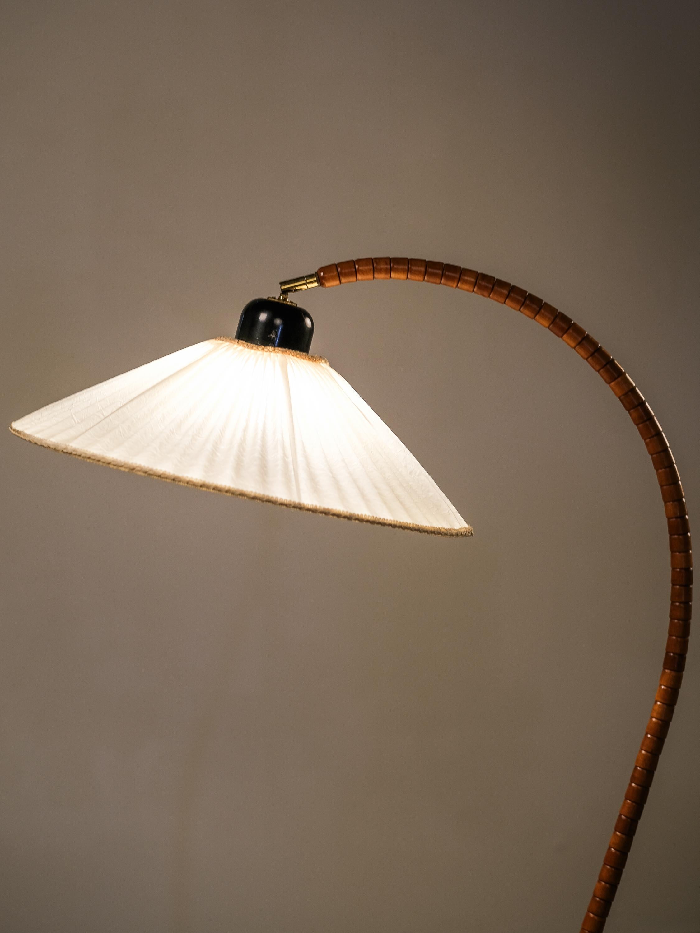 Lámpara de pie escultural en madera de haya y latón by Markslöjd, Suecia, 1970s en venta 8